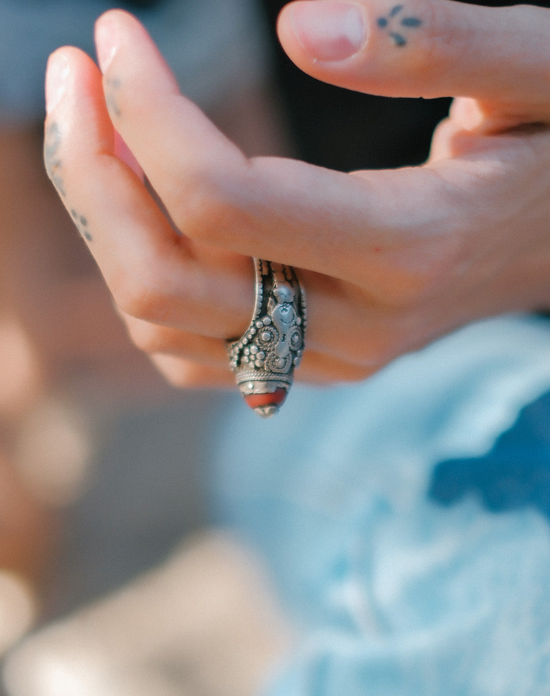 Anillo antiguo de Yemen, de la primera mitad del siglo XX, realizado artesanalmente con plata y vidrio. Tiene una patina extraordinaria. Tamaño 15 Peso 12 g Old ring from Yemen. Lula Máiz