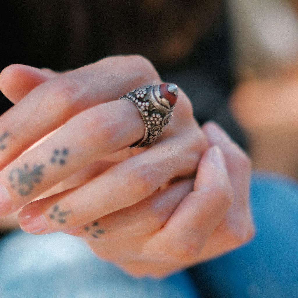 Anillo antiguo de Yemen, de la primera mitad del siglo XX, realizado artesanalmente con plata y vidrio. Tiene una patina extraordinaria. Tamaño 15 Peso 12 g Old ring from Yemen. Lula Máiz
