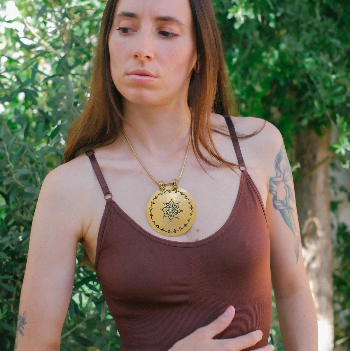 Colgante de plata con baño de oro mateado representando a Surya, el dios sol en la mitología hindú. Representa la luz, la vida y la energía. Es considerado el dador de vida y venerado por su capacidad para curar enfermedades y proporcionar bienestar. La cadena es de plata también con baño de oro. Se puede abrir por un extremo girándolo para usar con diferentes colgantes. Longitud cadena 46 cm Diámetro colgante 77 mm Peso 72 g Pendant  from India representing Surya ,the Sun God. Lula Máiz