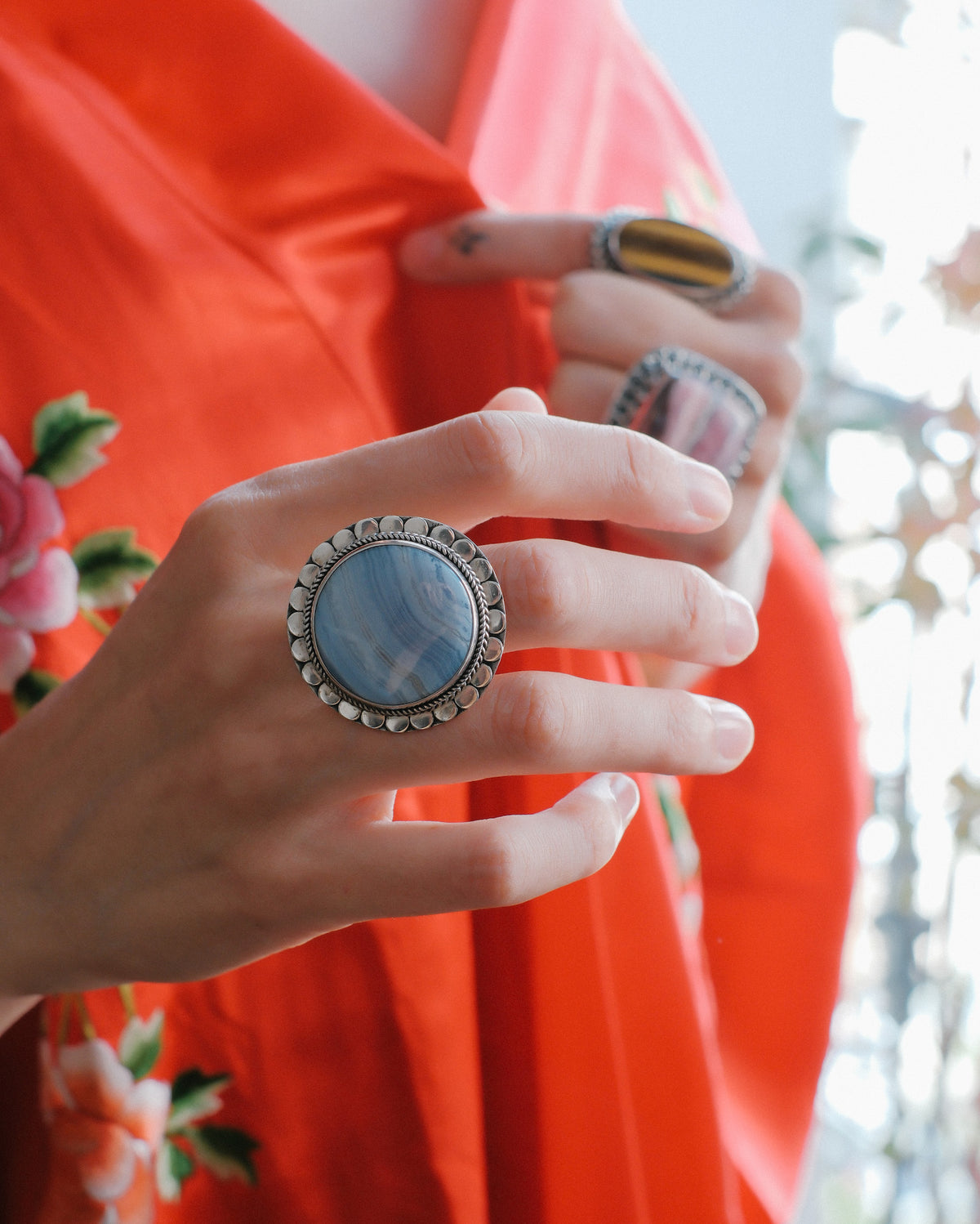 Anillo artesanal hecho a mano con plata de ley y ágata de lazo azul. Tamaño 17 Peso 20 g. Hand made silver ring with blue lace agate. Lula Máiz