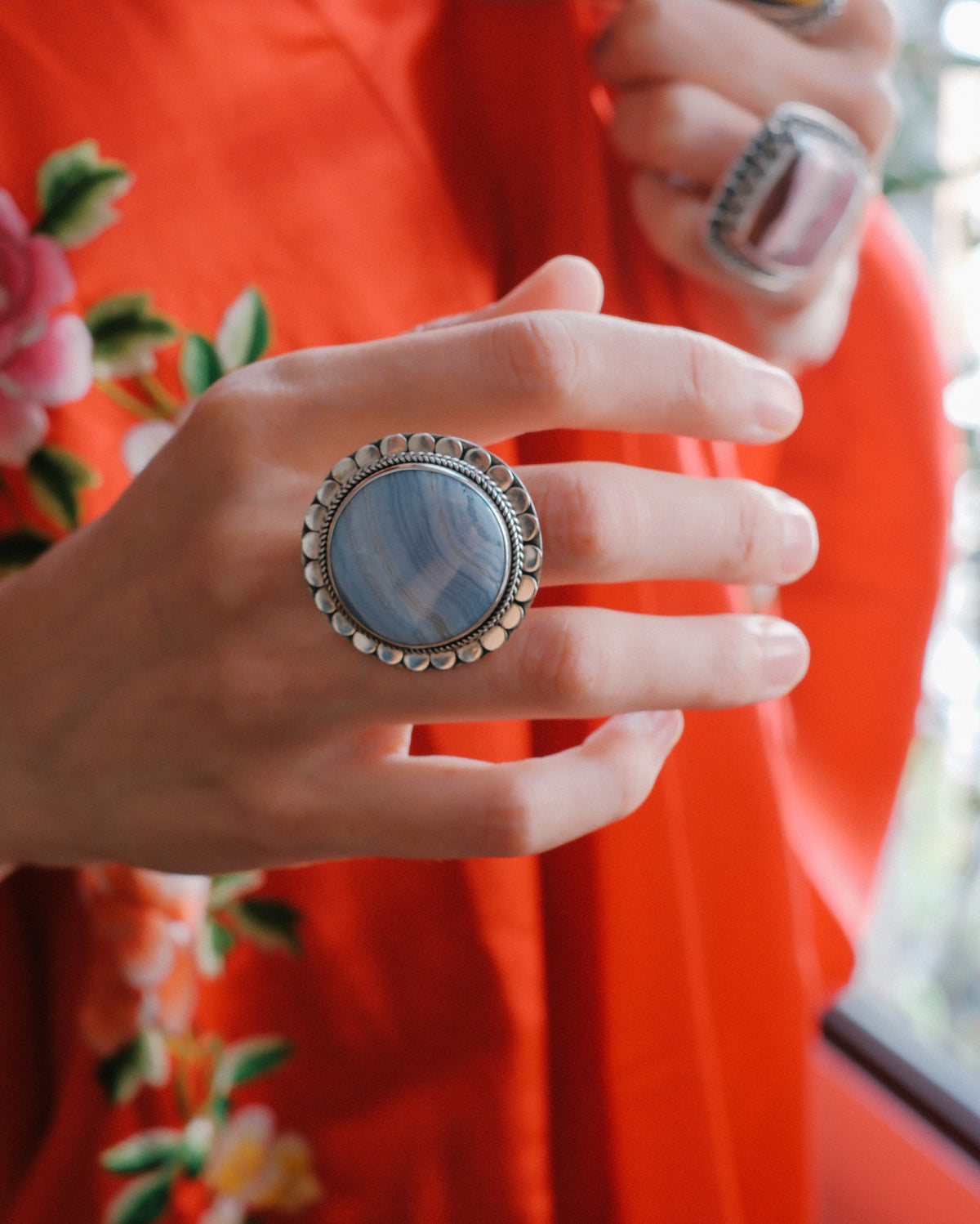 Anillo artesanal hecho a mano con plata de ley y ágata de lazo azul. Tamaño 17 Peso 20 g. Hand made silver ring with blue lace agate. Lula Máiz