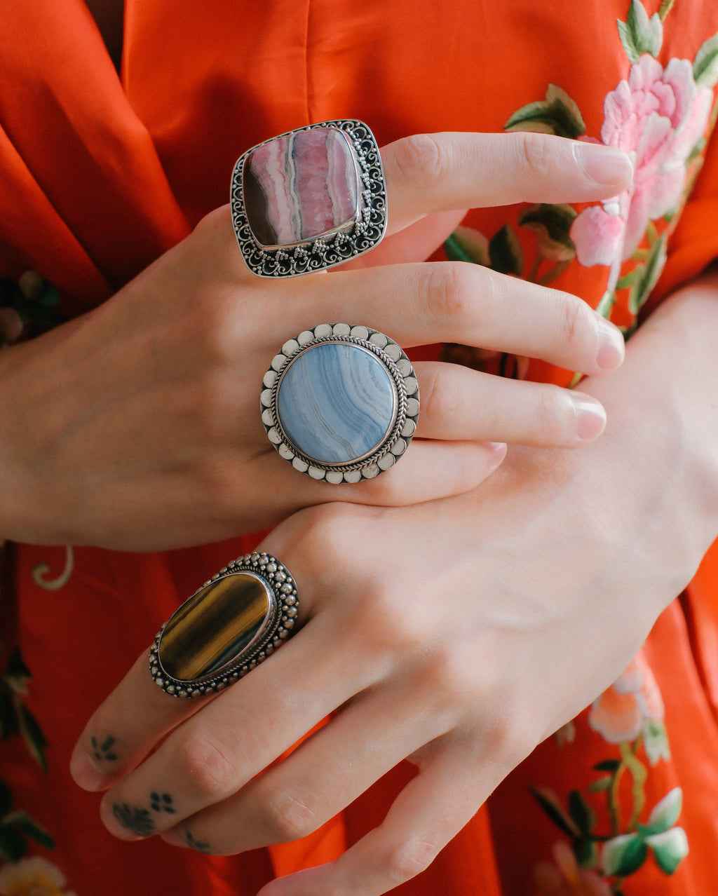 Anillo artesanal hecho a mano con plata de ley y ágata de lazo azul. Tamaño 17 Peso 20 g. Hand made silver ring with blue lace agate. Lula Máiz