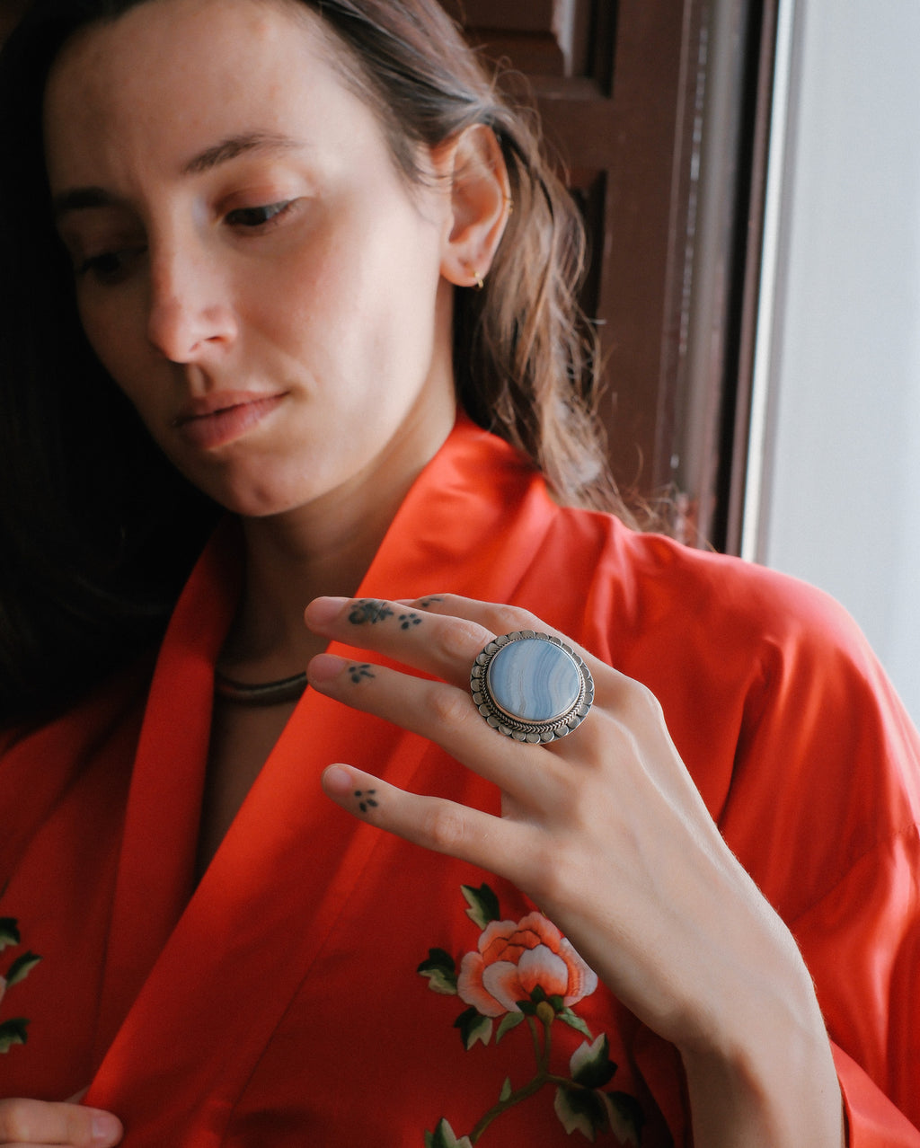 Anillo artesanal hecho a mano con plata de ley y ágata de lazo azul. Tamaño 17 Peso 20 g. Hand made silver ring with blue lace agate. Lula Máiz