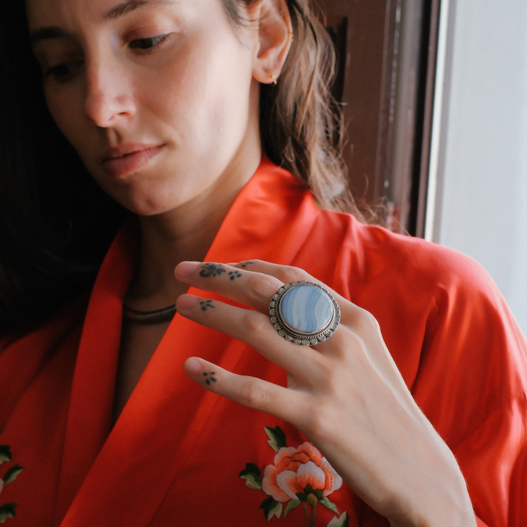 Anillo artesanal hecho a mano con plata de ley y ágata de lazo azul. Tamaño 17 Peso 20 g. Hand made silver ring with blue lace agate. Lula Máiz