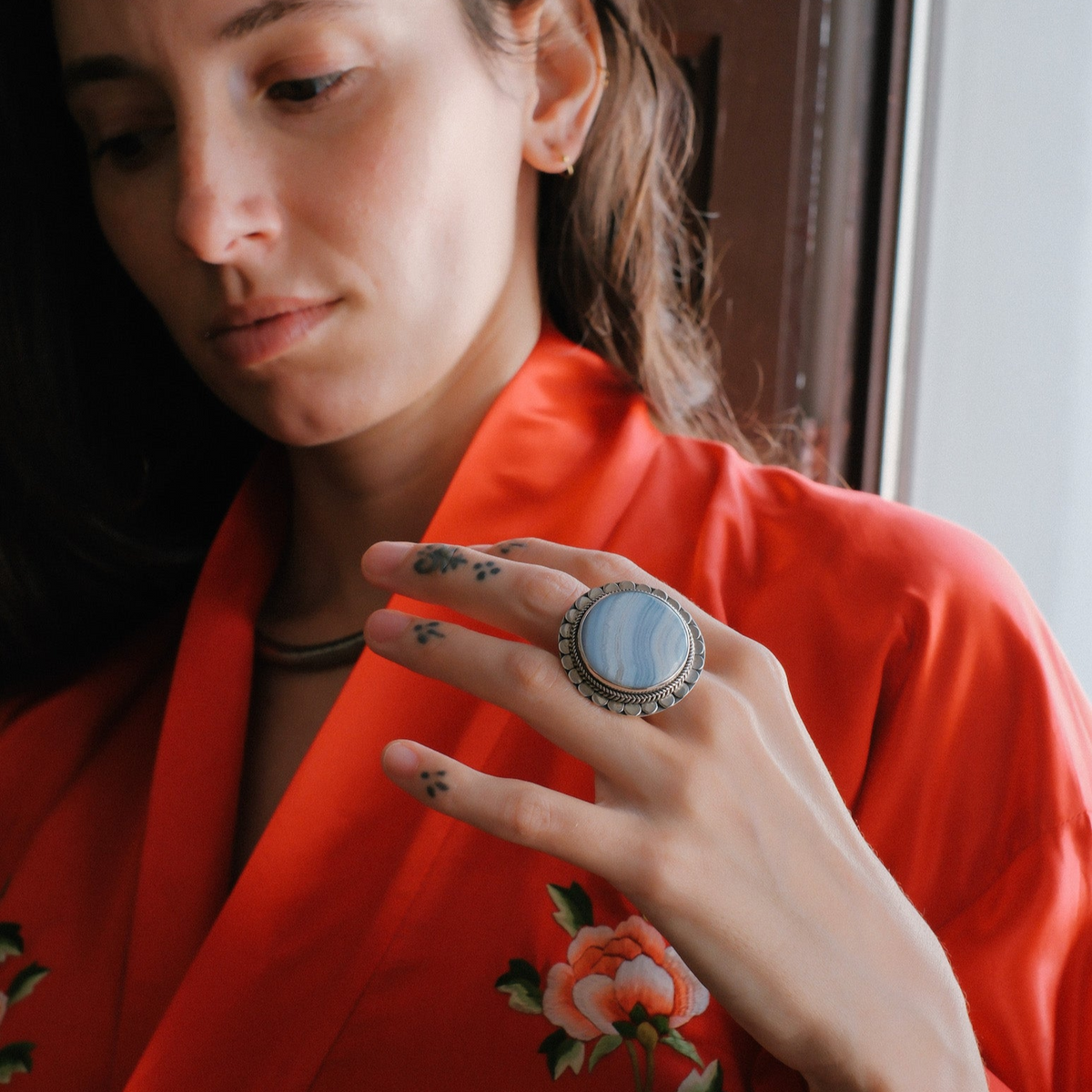 Anillo artesanal hecho a mano con plata de ley y ágata de lazo azul. Tamaño 17 Peso 20 g. Hand made silver ring with blue lace agate. Lula Máiz