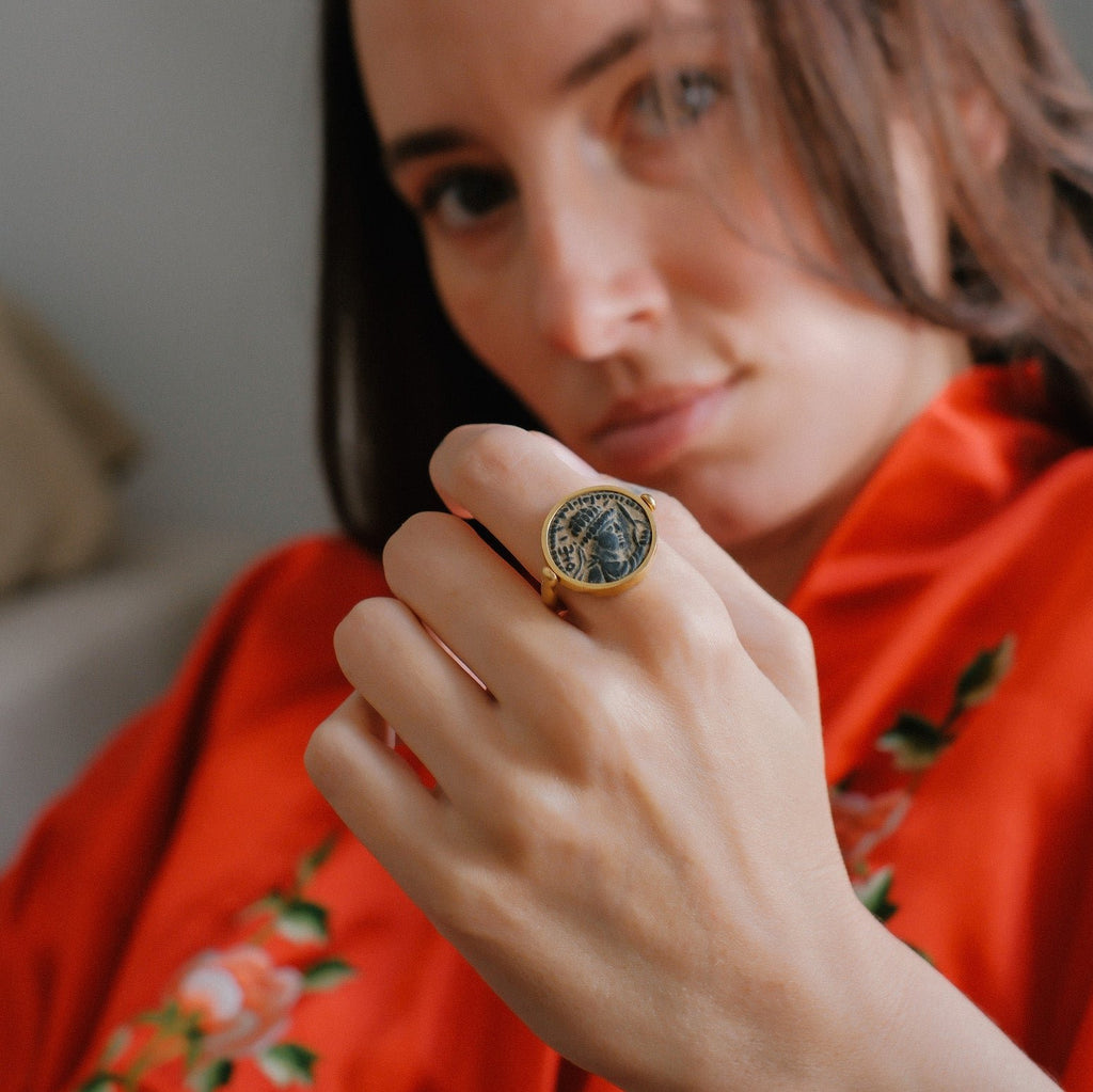 Anillo artesanal hecho a mano con oro de 18 k y moneda antigua. La moneda se puede girar para usarla con sus dos diferentes caras. Tamaño 18 Diámetro moneda 2 cm Peso 14 g. Ring hand made with gold and old coin. Lula Maiz