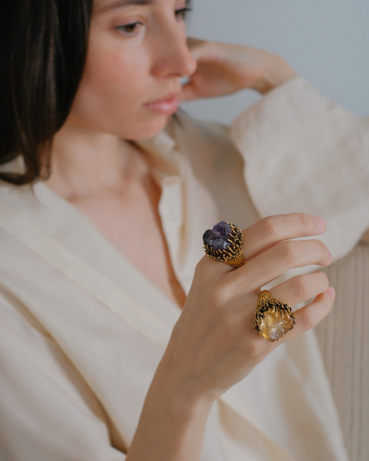 Anillo artesanal hecho a mano con plata de ley, baño de oro mateado y drusa de amatista. Tamaño 20 Peso 23 g. Amethyst druzy ring. Lula Máiz