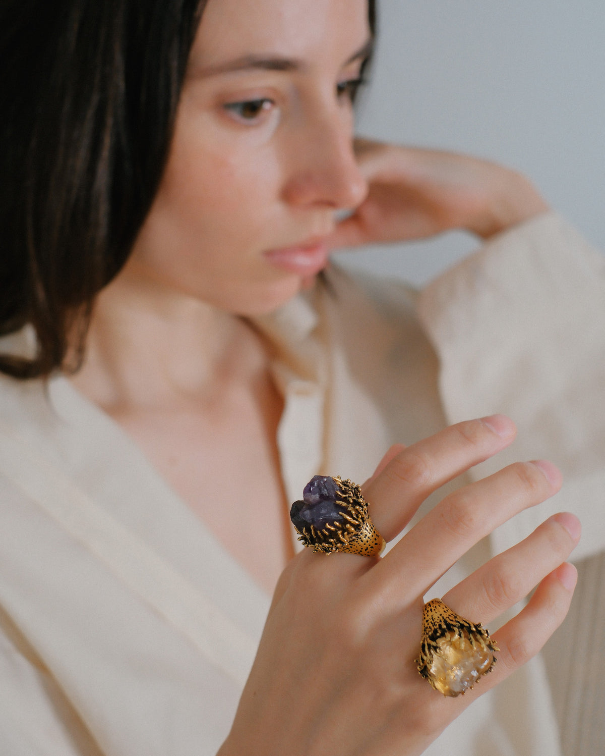 Anillo artesanal hecho a mano con plata de ley, baño de oro mateado y drusa de amatista. Tamaño 20 Peso 23 g. Amethyst druzy ring. Lula Máiz