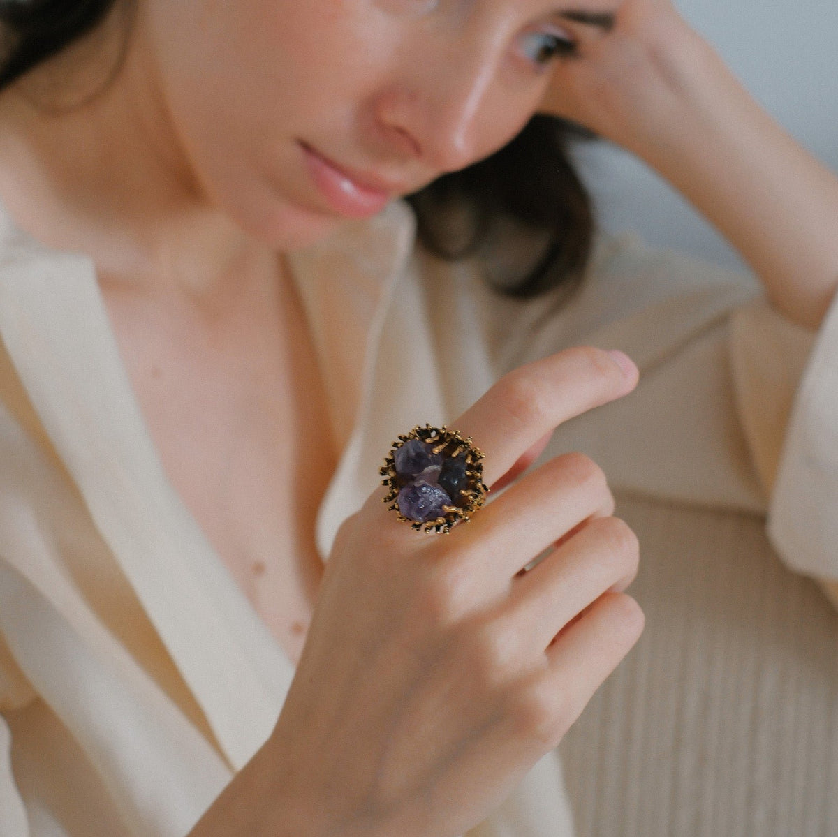 Anillo artesanal hecho a mano con plata de ley, baño de oro mateado y drusa de amatista. Tamaño 20 Peso 23 g. Amethyst druzy ring. Lula Máiz