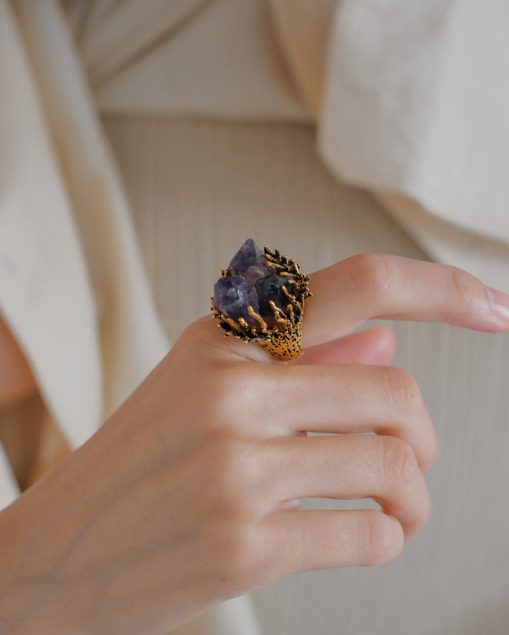 Anillo artesanal hecho a mano con plata de ley, baño de oro mateado y drusa de amatista. Tamaño 20 Peso 23 g. Amethyst druzy ring. Lula Máiz