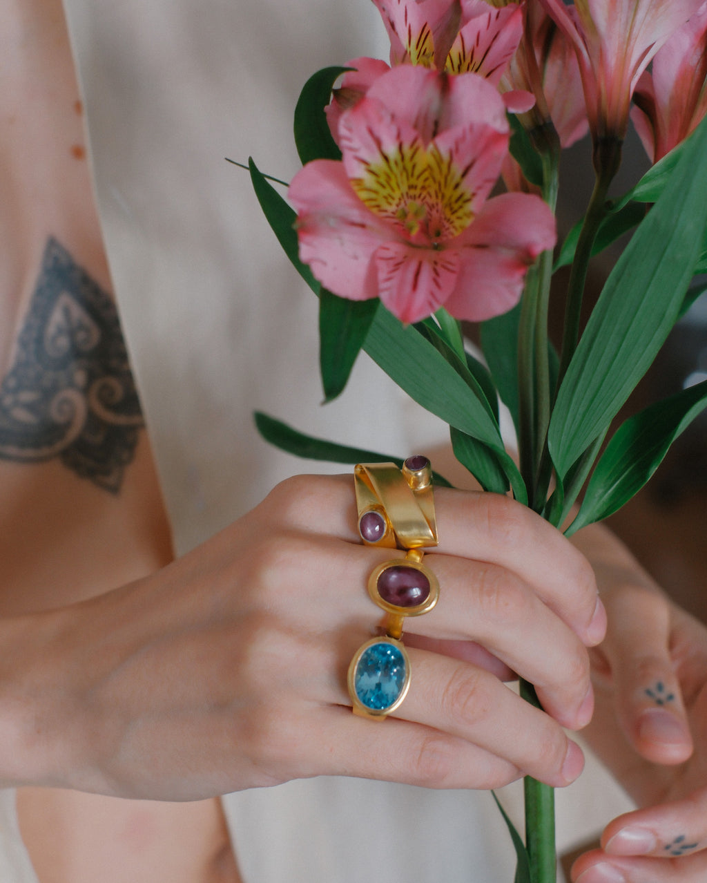 Anillo artesanal hecho a mano con plata de ley, baño de oro mateado y topacio azul facetado. Peso  11 g. Medidas topacio 15 mm x 10 mm Hand made gold plated silver ring with blue topaz. Lula Máiz