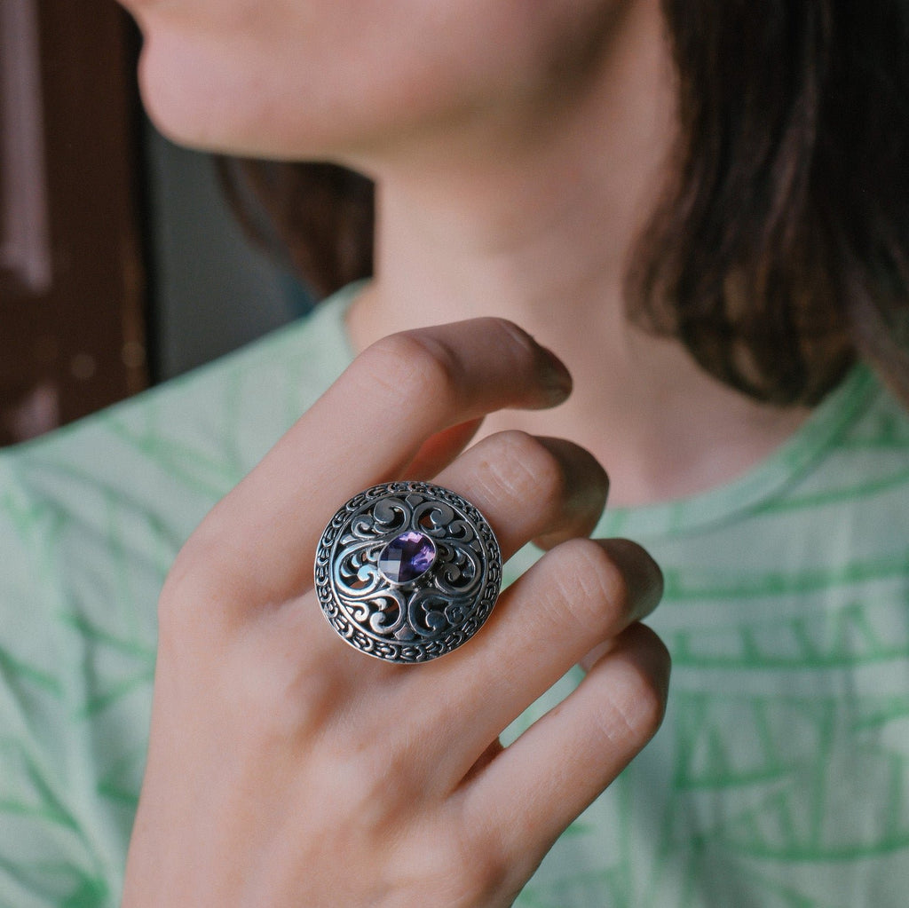 Anillo artesanal hecho a mano con plata de ley y piedra semi preciosa facetada. Hand made silver ring with semi precious stone. Lula Máiz