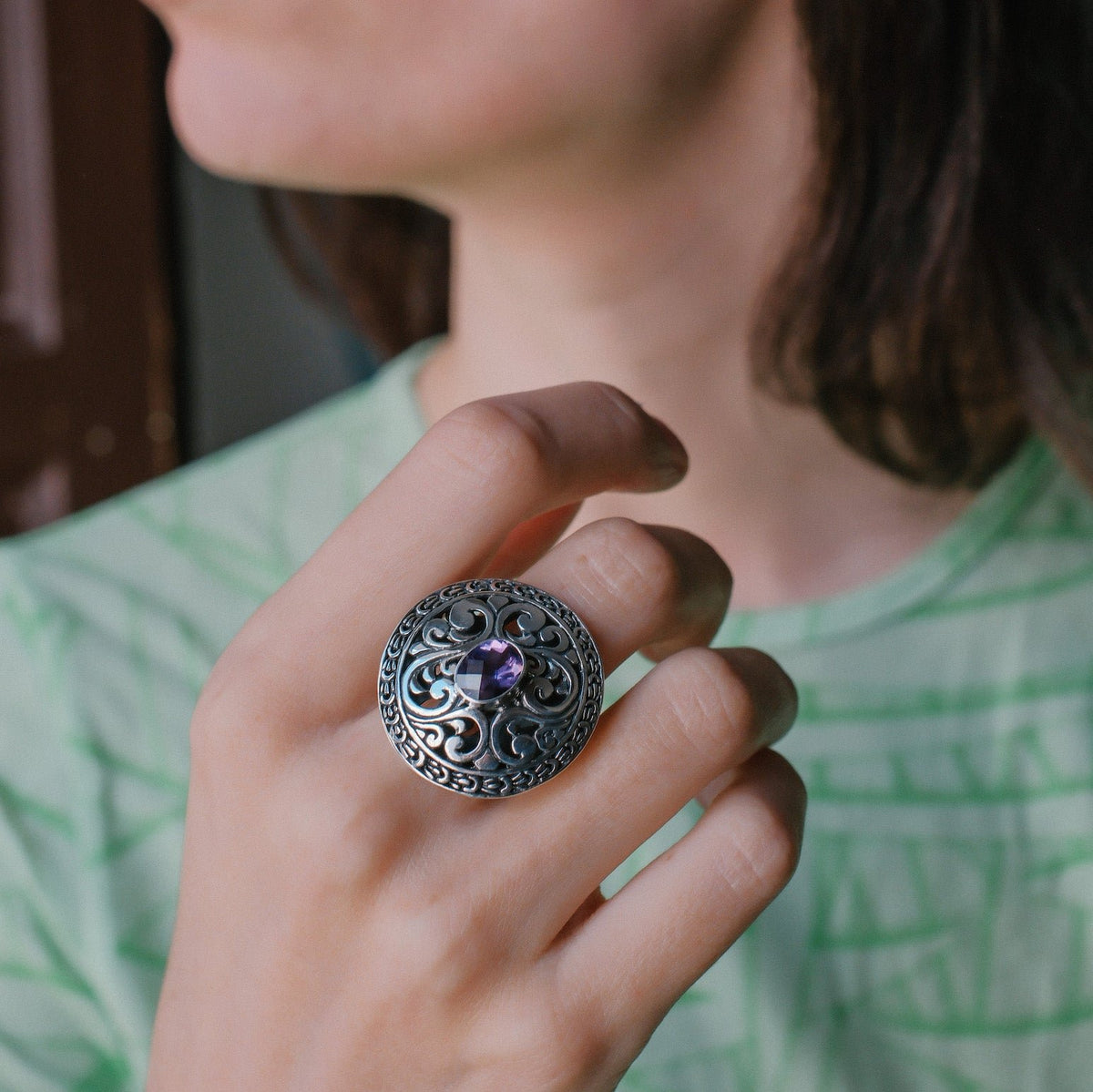 Anillo artesanal hecho a mano con plata de ley y piedra semi preciosa facetada. Hand made silver ring with semi precious stone. Lula Máiz