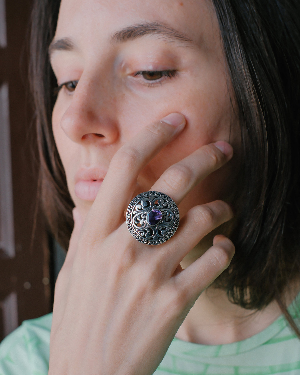 Anillo artesanal hecho a mano con plata de ley y piedra semi preciosa facetada. Hand made silver ring with semi precious stone. Lula Máiz