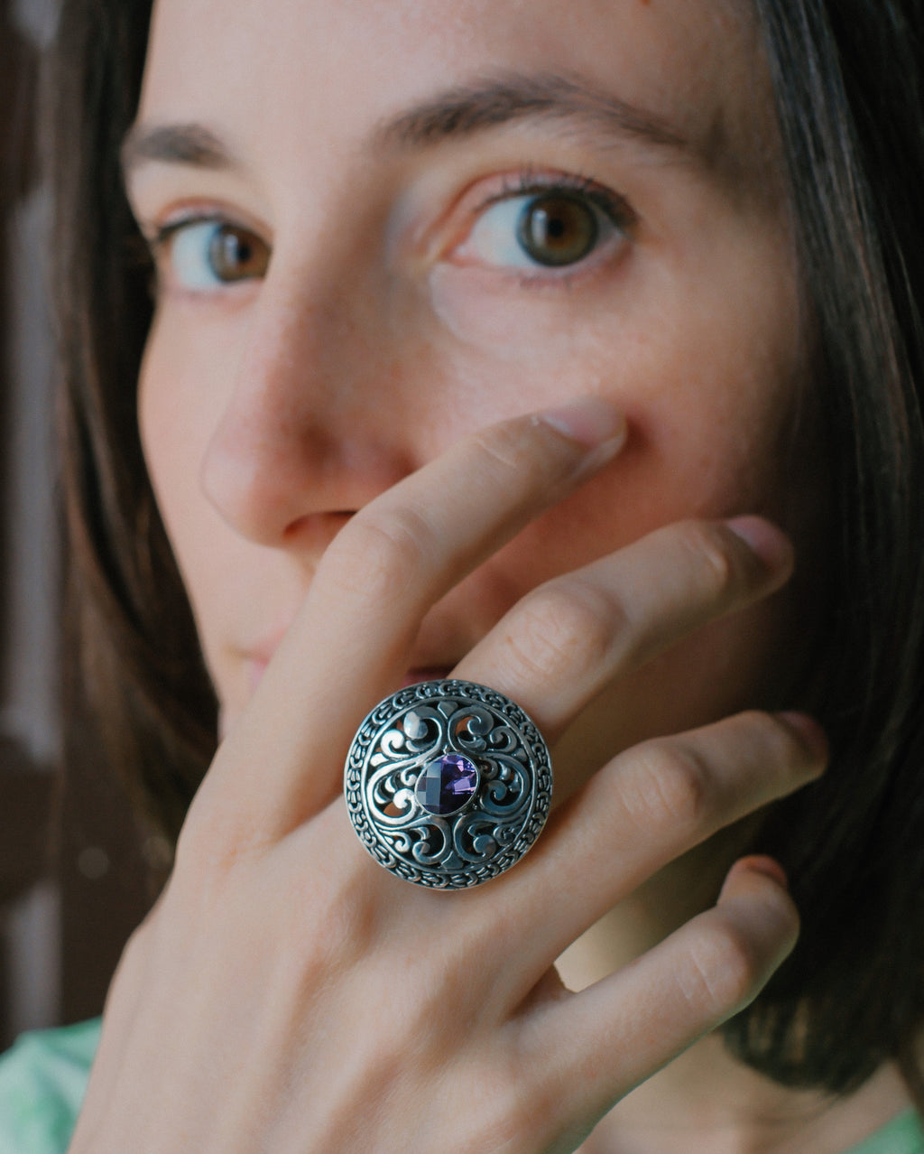 Anillo artesanal hecho a mano con plata de ley y piedra semi preciosa facetada. Hand made silver ring with semi precious stone. Lula Máiz