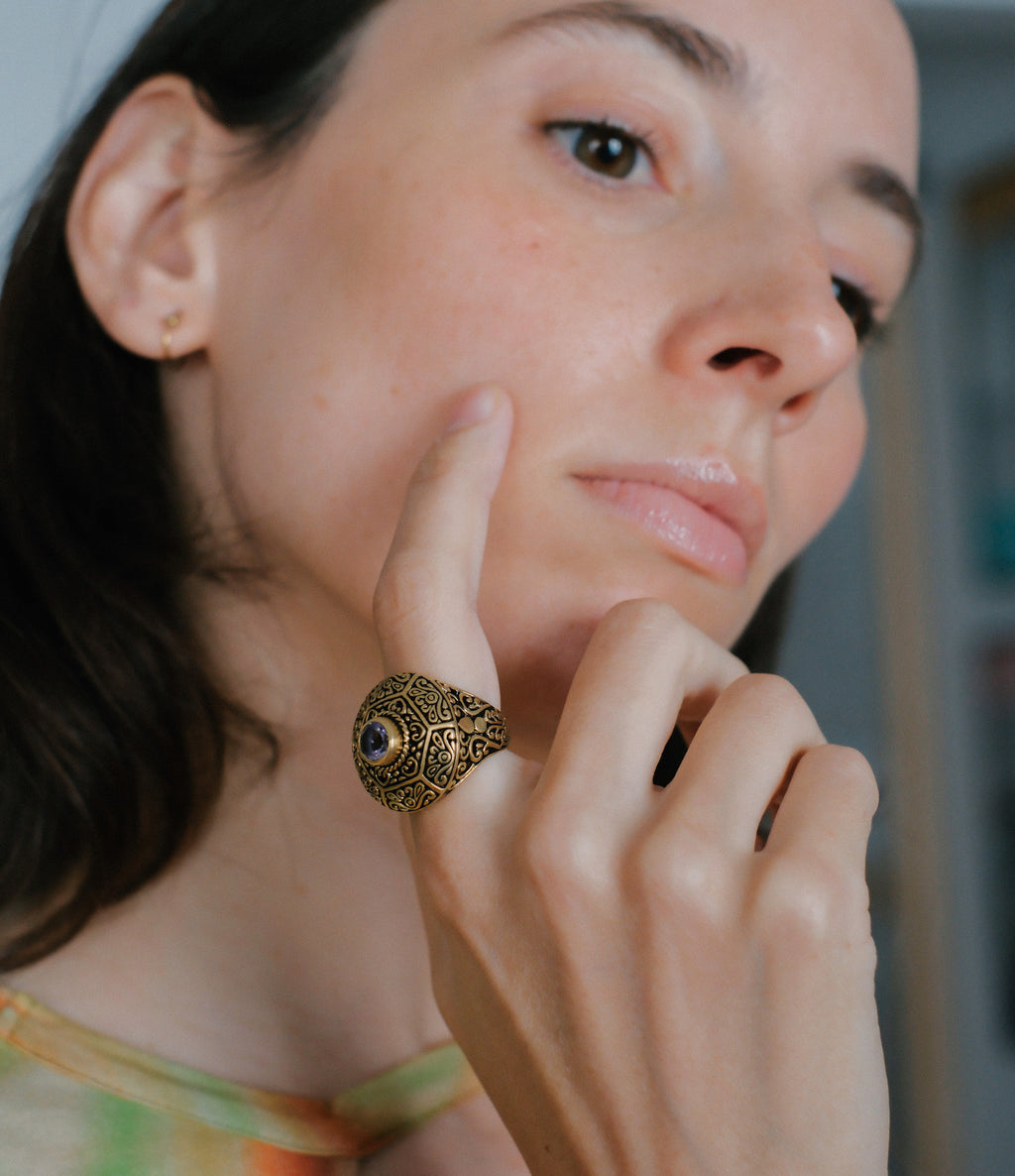  Anillo artesanal hecho a mano con plata de ley, baño de oro mateado y piedra semipreciosa facetada. Hand made gold plated silver ring with semi precious stone. Lula Máiz
