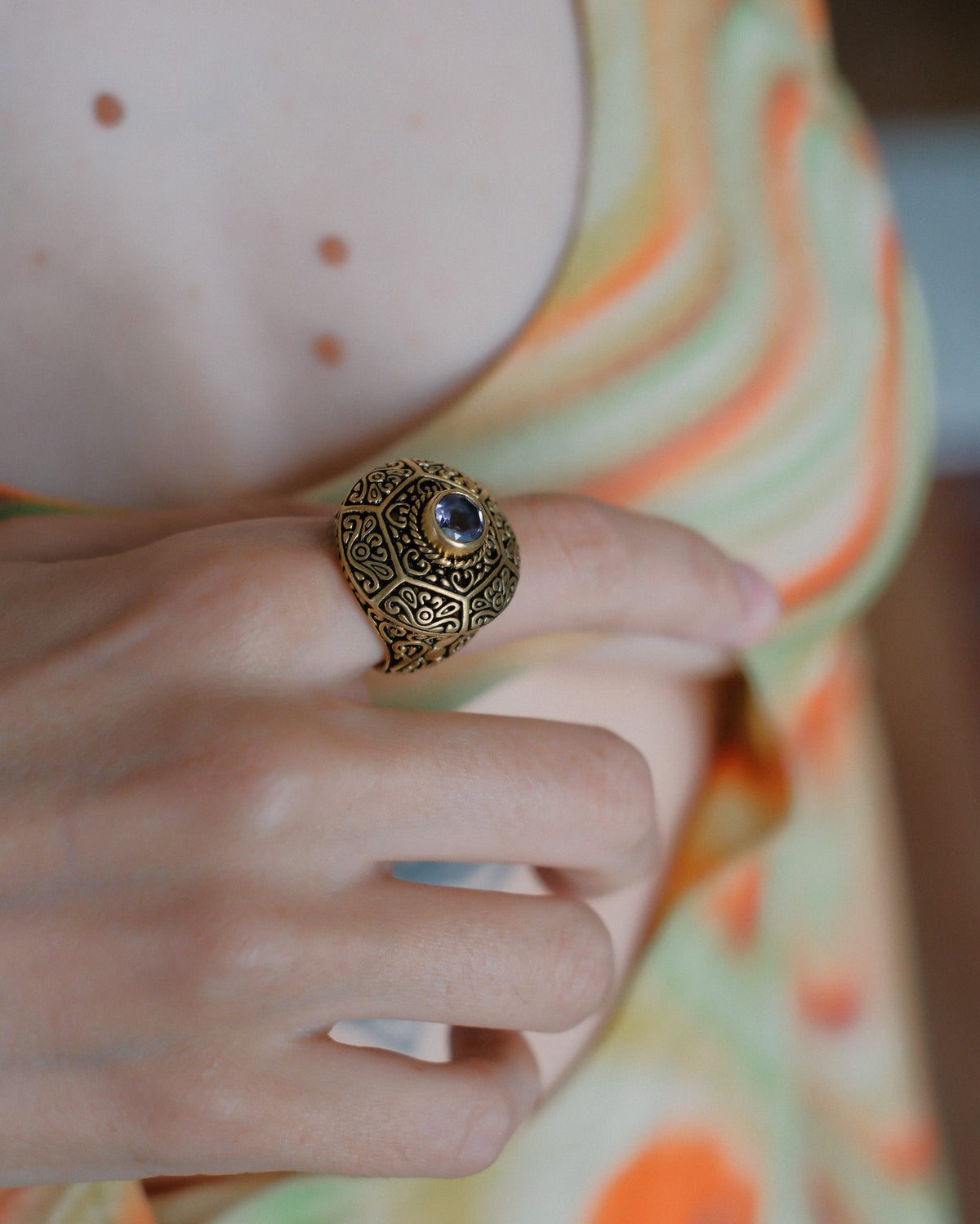  Anillo artesanal hecho a mano con plata de ley, baño de oro mateado y piedra semipreciosa facetada. Hand made gold plated silver ring with semi precious stone. Lula Máiz
