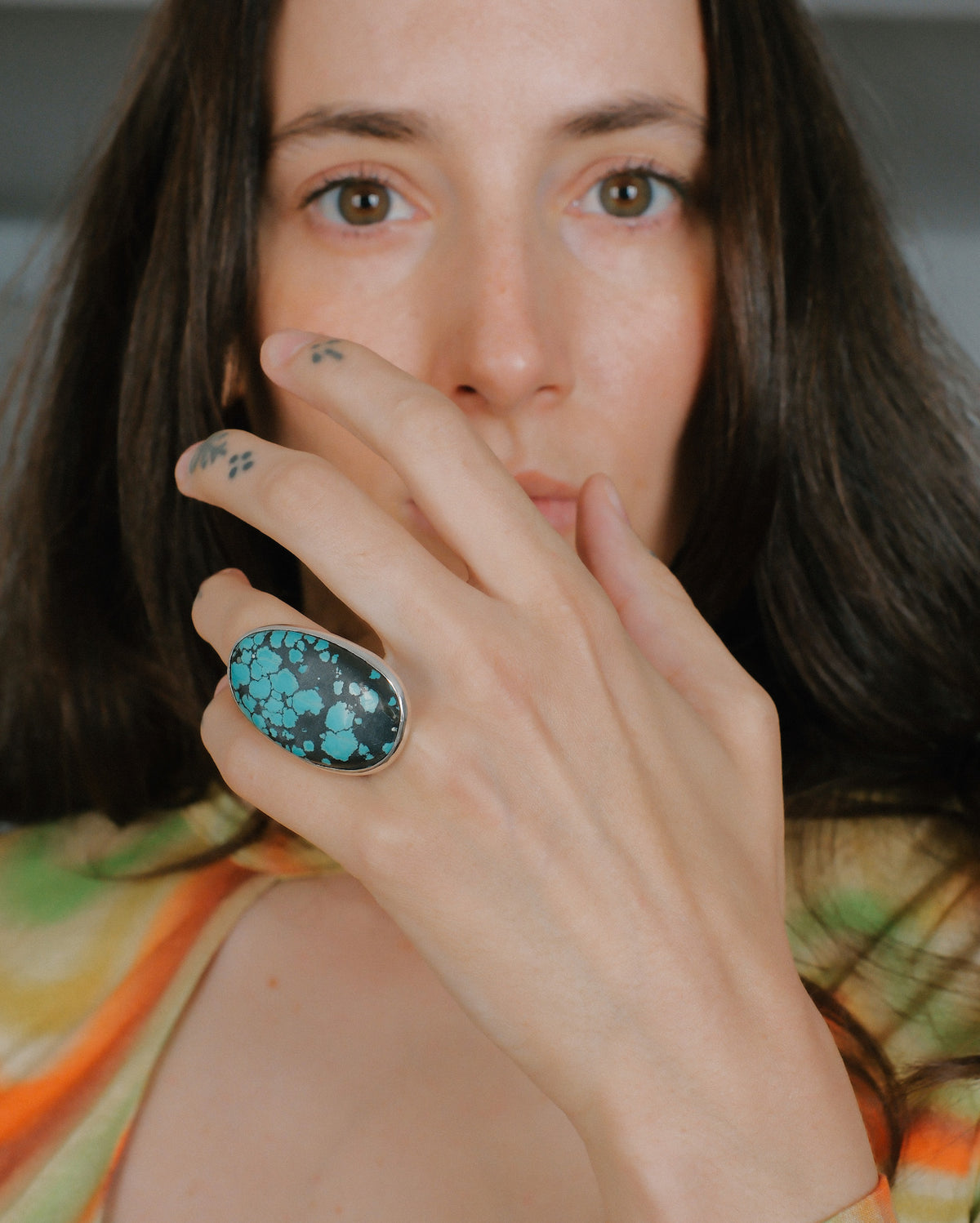 Anillo artesanal hecho a mano con plata de ley y turquesa tela de araña. Medidas 4 cm x 2 cm Tamaño  12 Peso 19 g. Ring hand made with sterling silver and spiderweb turquoise. Lula Máiz