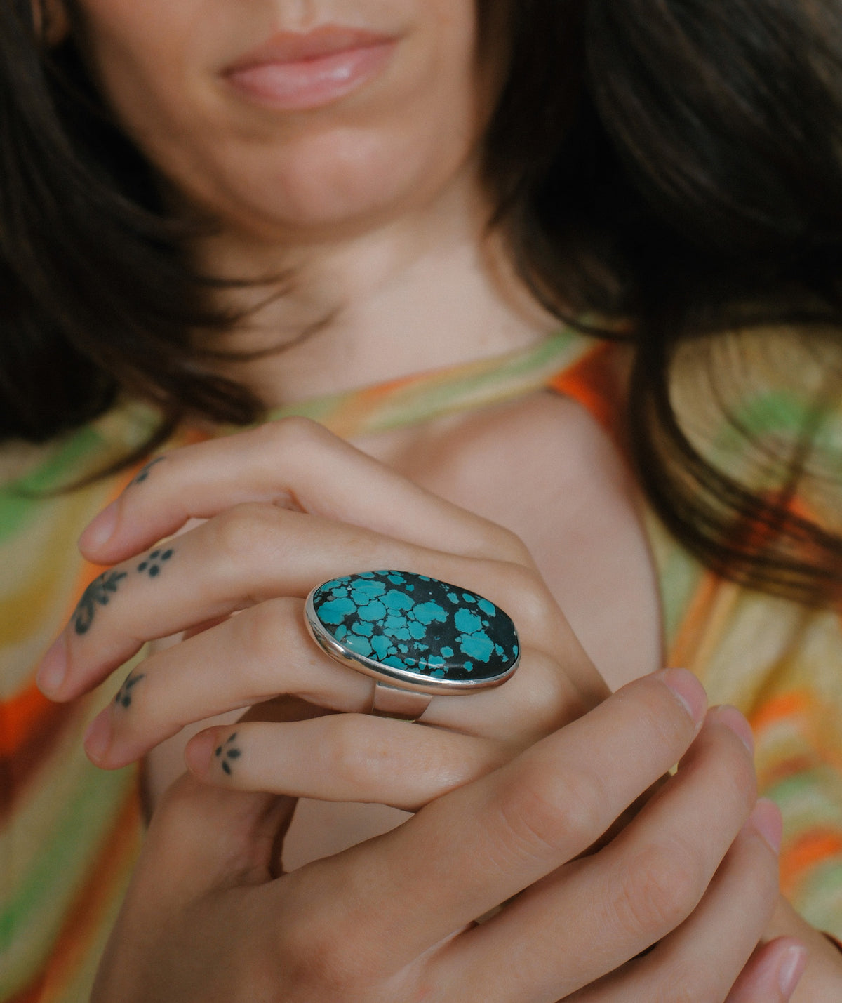 Anillo artesanal hecho a mano con plata de ley y turquesa tela de araña. Medidas 4 cm x 2 cm Tamaño  12 Peso 19 g. Ring hand made with sterling silver and spiderweb turquoise. Lula Máiz