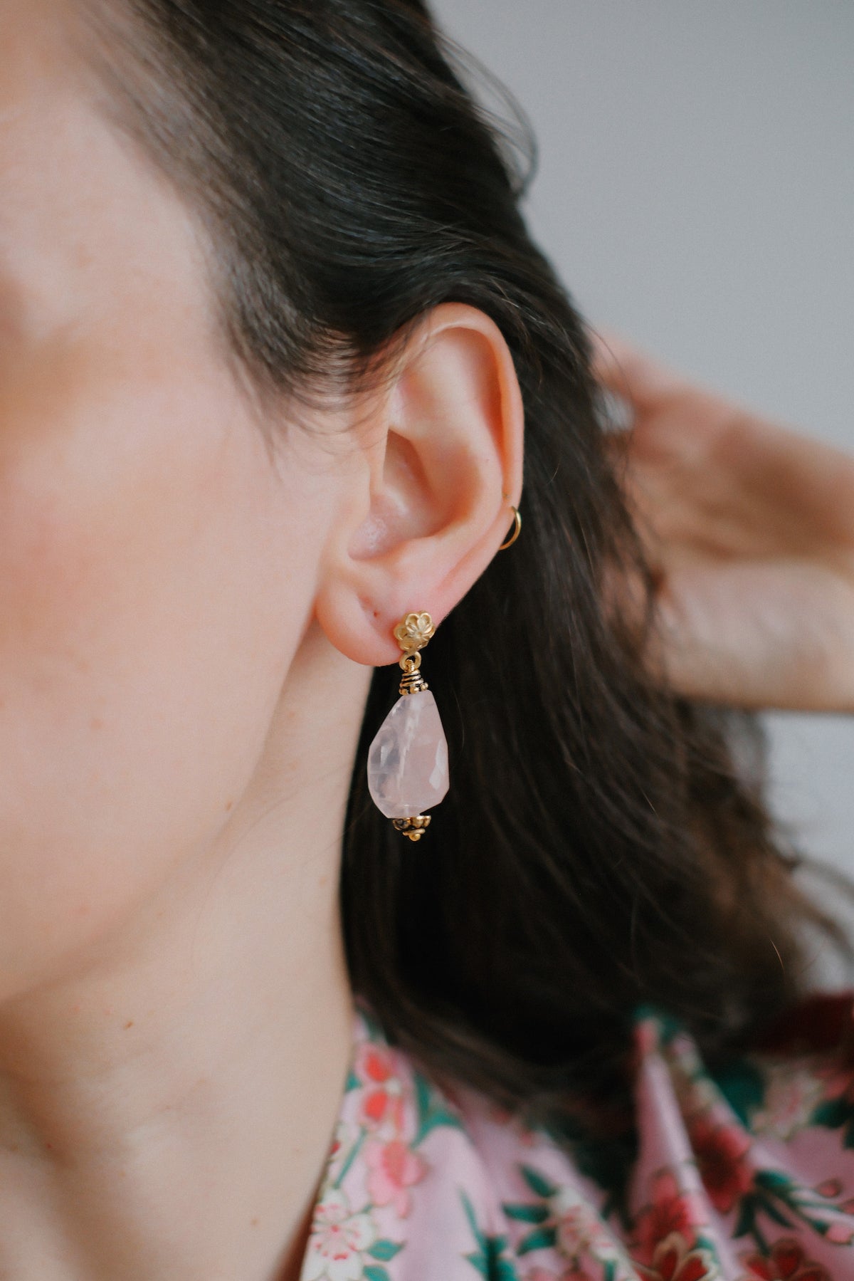 Pendientes artesanales con plata de ley, baño de oro y cuarzo rosa facetado. El top tambien es de plata de ley con mariposa . Longitud 4 cm. Ancho 2 cm. Peso 13 g. Hand made earrings with gold plated silver and faceted rose quartz beads. Lula Máiz