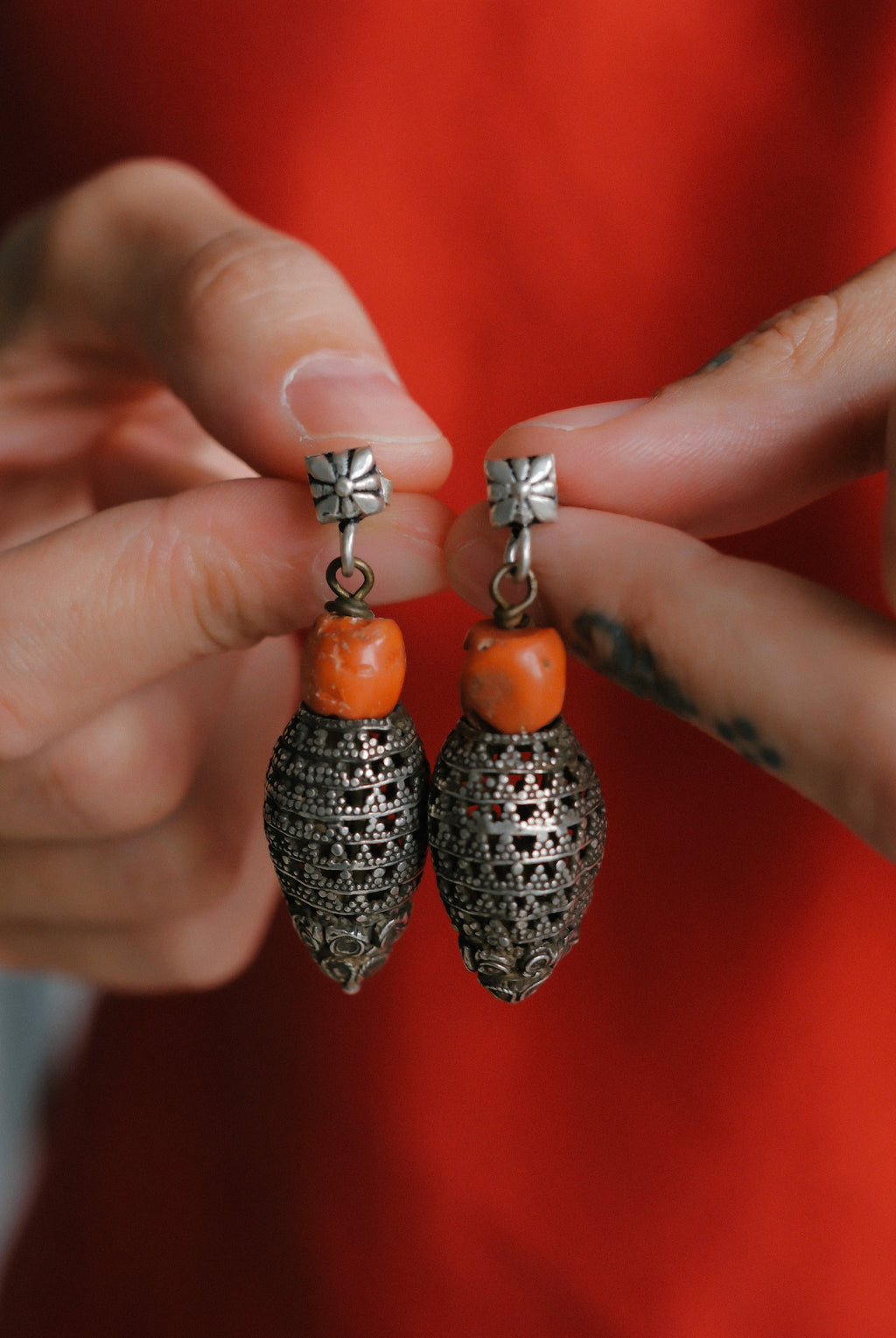 Pendientes antiguos de Mongolia hechos a mano con plata y corales. El top es contemporáneo de plata de ley con sistema de presión con mariposa. Longitud 5 cm Peso 15 g.Old earrings from Mongolia hand made with silver and coral.