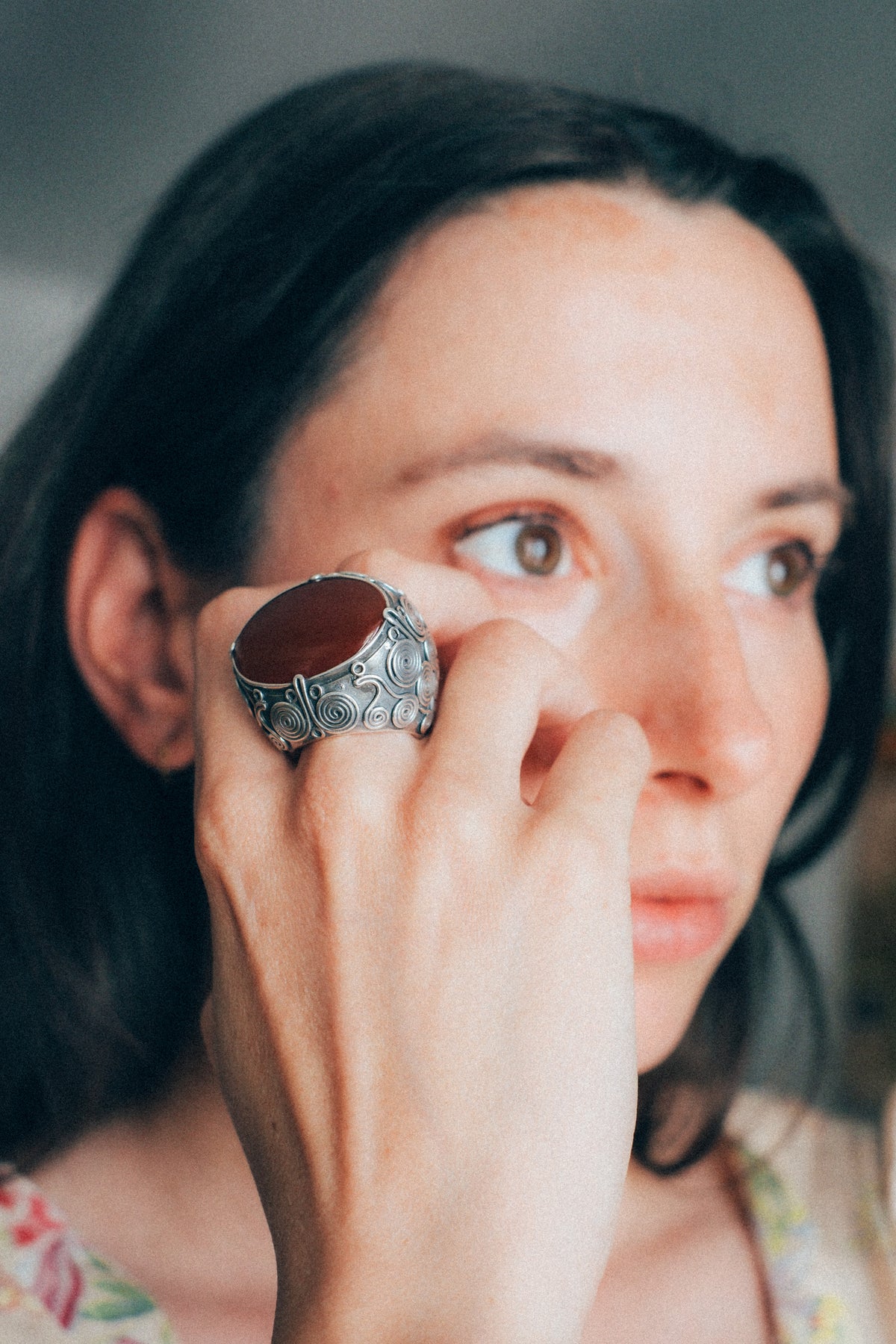 Anillo artesanal hecho a mano con plata de ley, gran cabujón de ágata carneola y diseño de la comunidad uigur de Kashgar,  importante centro en la ruta de la seda. Tamaño 18 Medidas cabujón  30 mm x 25 mm Peso 34 g Chunky silver rings. Silver ring with carnelian agate. Lula Máiz