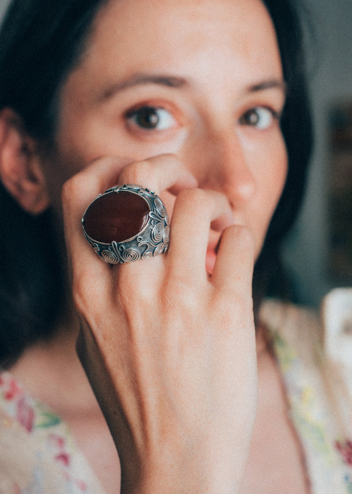 Anillo artesanal hecho a mano con plata de ley, gran cabujón de ágata carneola y diseño de la comunidad uigur de Kashgar,  importante centro en la ruta de la seda. Tamaño 18 Medidas cabujón  30 mm x 25 mm Peso 34 g Chunky silver rings. Silver ring with carnelian agate. Lula Máiz