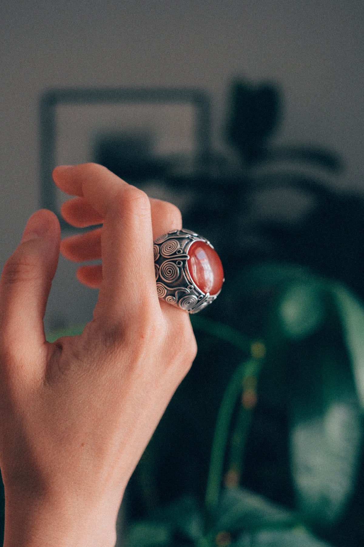 Anillo artesanal hecho a mano con plata de ley, gran cabujón de ágata carneola y diseño de la comunidad uigur de Kashgar,  importante centro en la ruta de la seda. Tamaño 18 Medidas cabujón  30 mm x 25 mm Peso 34 g Chunky silver rings. Silver ring with carnelian agate. Lula Máiz