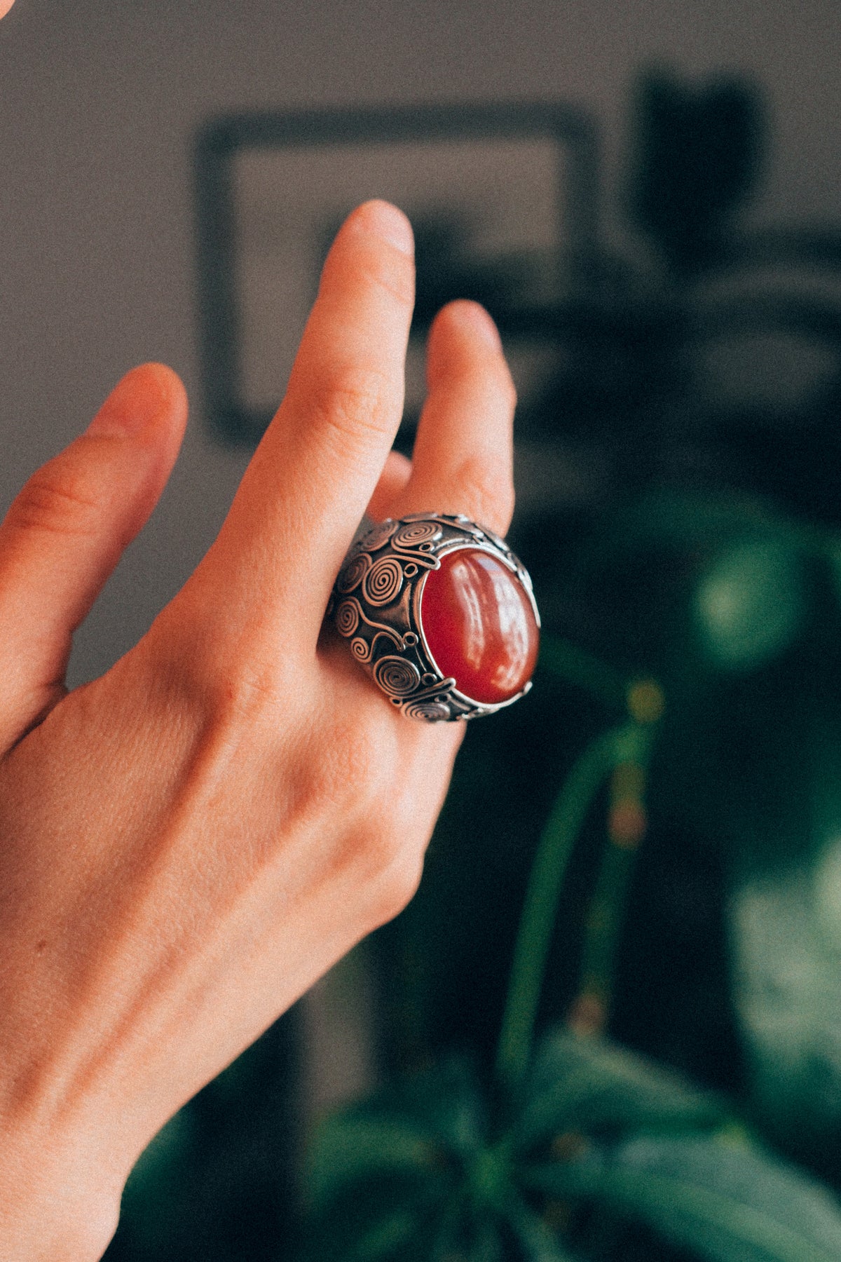 Anillo artesanal hecho a mano con plata de ley, gran cabujón de ágata carneola y diseño de la comunidad uigur de Kashgar,  importante centro en la ruta de la seda. Tamaño 18 Medidas cabujón  30 mm x 25 mm Peso 34 g Chunky silver rings. Silver ring with carnelian agate. Lula Máiz