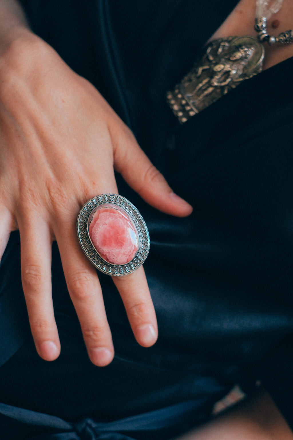 Anillo artesanal hecho a mano con plata de ley y gran cabujón de rodocrosita. Tamaño 17 Medidas 5 cm x 4 cm Peso 40 g. Chunky silver rings. XL silver ring with rhodochrosite. Lula Máiz