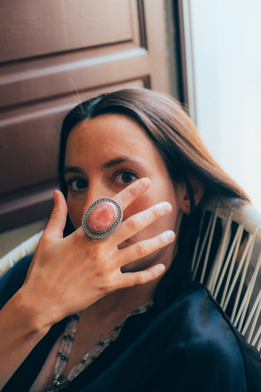 Anillo artesanal hecho a mano con plata de ley y gran cabujón de rodocrosita. Tamaño 17 Medidas 5 cm x 4 cm Peso 40 g. Chunky silver rings. XL silver ring with rhodochrosite. Lula Máiz