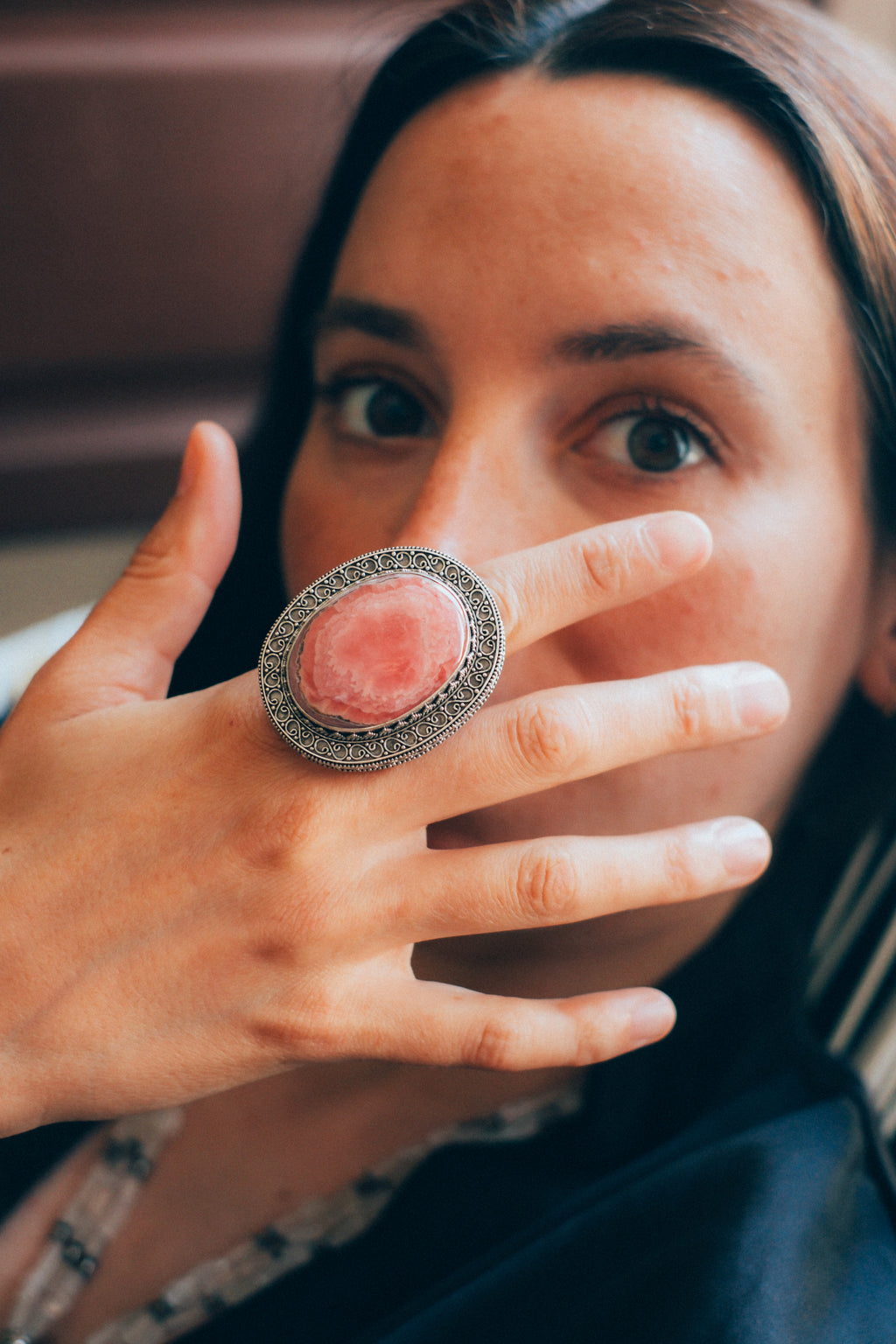 Anillo artesanal hecho a mano con plata de ley y gran cabujón de rodocrosita. Tamaño 17 Medidas 5 cm x 4 cm Peso 40 g. Chunky silver rings. XL silver ring with rhodochrosite. Lula Máiz