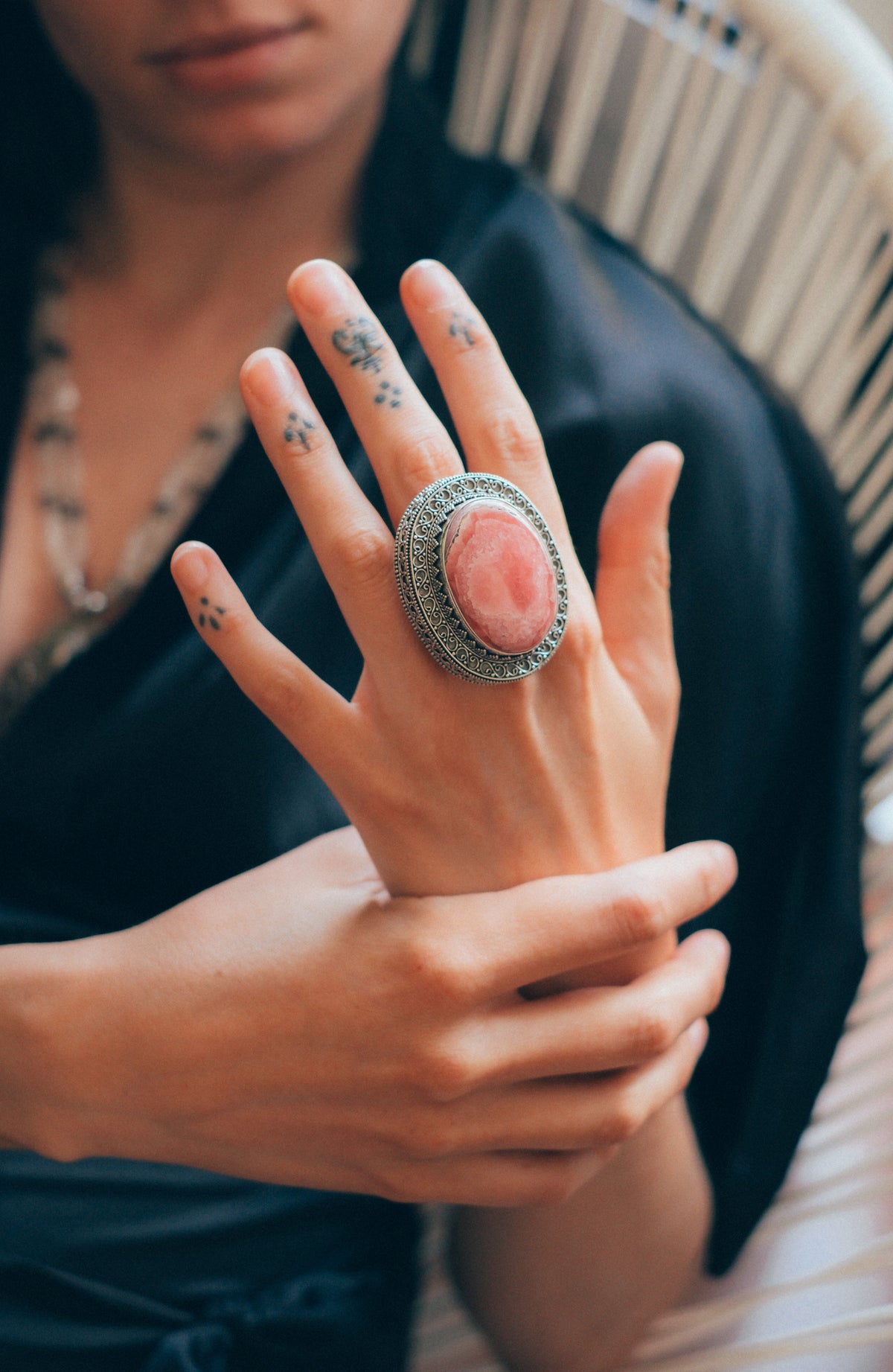 Anillo artesanal hecho a mano con plata de ley y gran cabujón de rodocrosita. Tamaño 17 Medidas 5 cm x 4 cm Peso 40 g. Chunky silver rings. XL silver ring with rhodochrosite. Lula Máiz