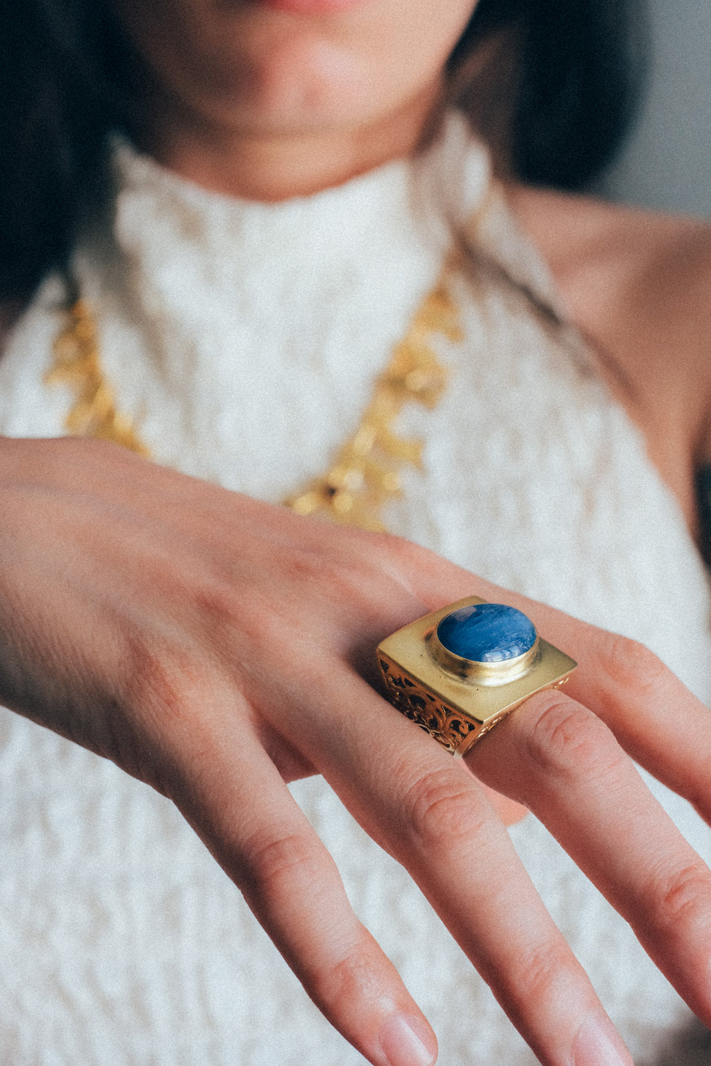 Anillo artesanal hecho a mano con plata de ley, baño de oro mateado y técnica jali en los laterales, inspirada en las celosías de la arquitectura islámica y cabujón de cianita azul. Tamaño 15 Medidas cabujón 20 mm x 15 mm Peso 15 g. Hand made silver ring, gold plated with matte finish and kyanite. Lula Máiz