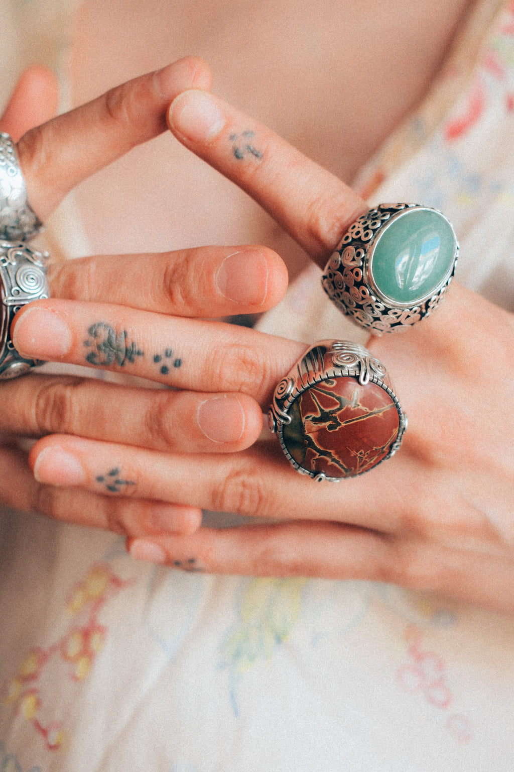 Anillo de diseño uigur, comunidad musulmana de Kashgar ( Sinkiang ), con un gran cabujón de jaspe pictórico. Las espirales laterales simbolizan la eternidad. Hecho a mano con plata de ley. Tamaño 16 Diametro jaspe 3 cm Peso 34 g. Handcrafted silver ring with picture jasper. Chunky rings. Lula Máiz