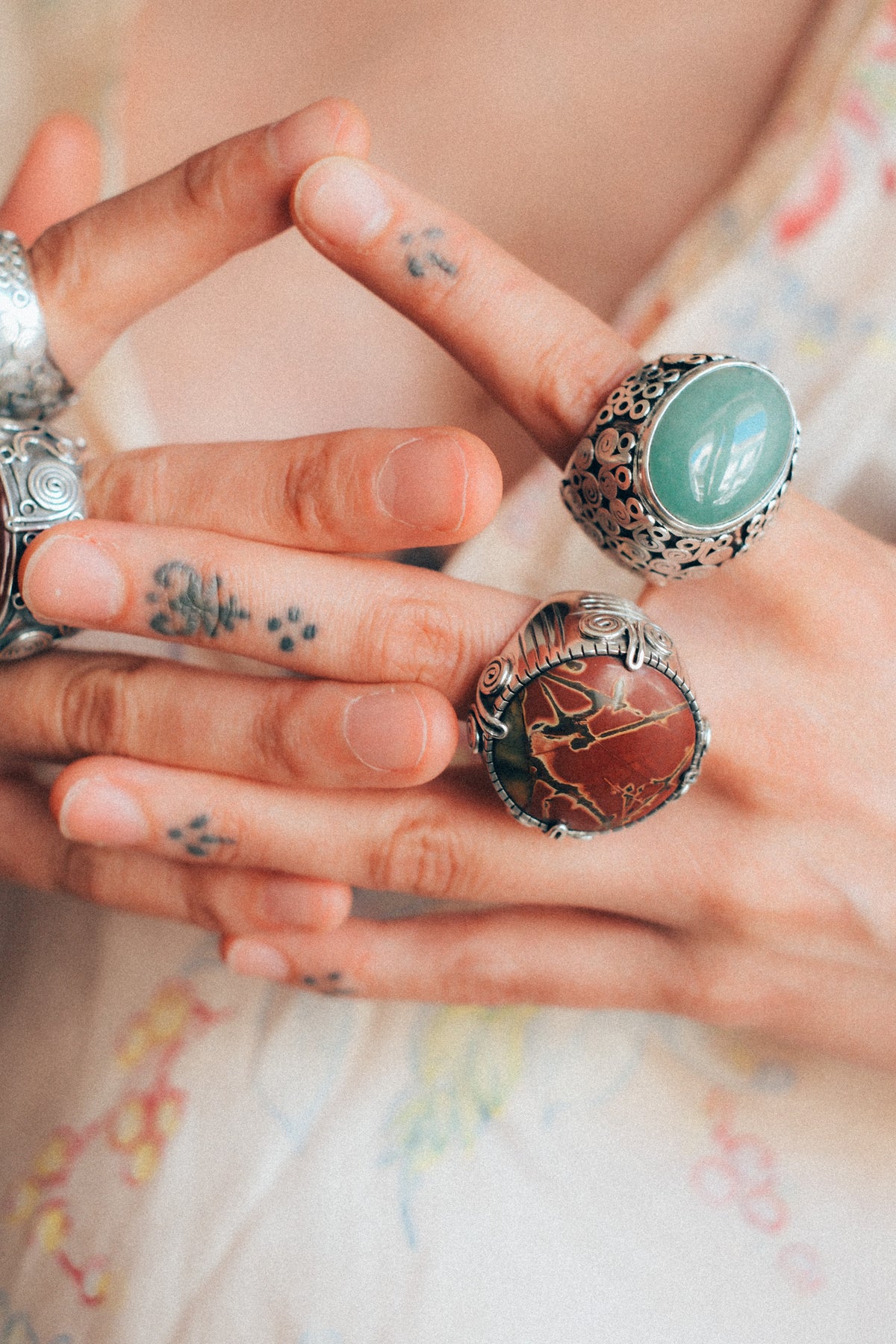 Anillo de diseño uigur, comunidad musulmana de Kashgar ( Sinkiang ), con un gran cabujón de jaspe pictórico. Las espirales laterales simbolizan la eternidad. Hecho a mano con plata de ley. Tamaño 16 Diametro jaspe 3 cm Peso 34 g. Handcrafted silver ring with picture jasper. Chunky rings. Lula Máiz