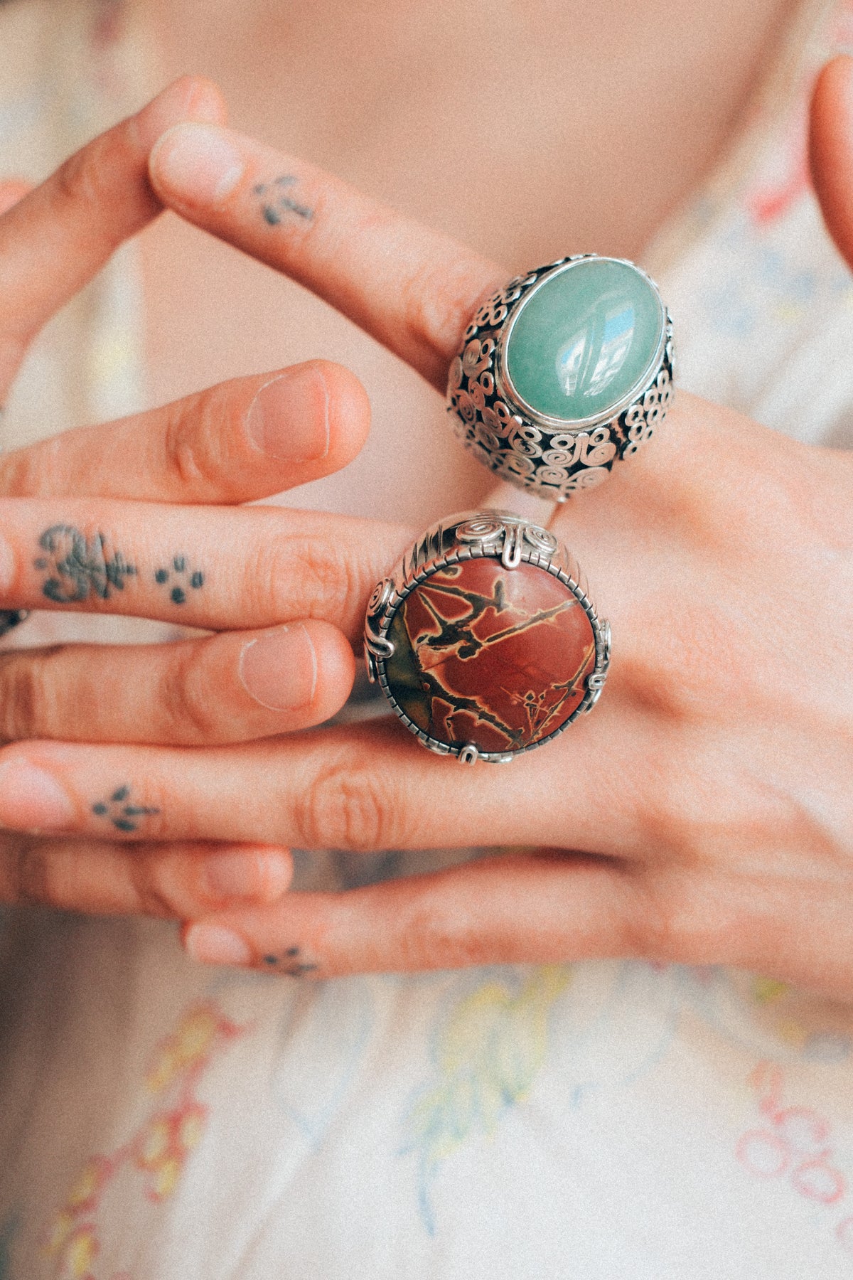 Anillo de diseño uigur, comunidad musulmana de Kashgar ( Sinkiang ), con un gran cabujón de jaspe pictórico. Las espirales laterales simbolizan la eternidad. Hecho a mano con plata de ley. Tamaño 16 Diametro jaspe 3 cm Peso 34 g. Handcrafted silver ring with picture jasper. Chunky rings. Lula Máiz