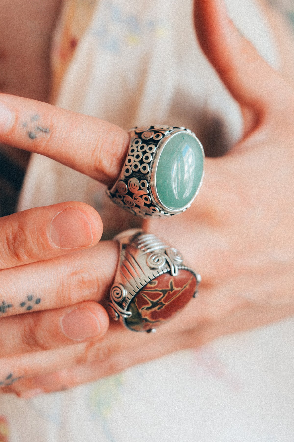 Anillo artesanal hecho a mano con plata de ley , gran cabujón de aventurina y decoración de espirales, simbolizando la eternidad. Tamaño 16 Medidas aventurina  2´8 cm x 2 cm Peso 37 g. Chunky silver rings. XL silver ring with aventurine. Lula Máiz