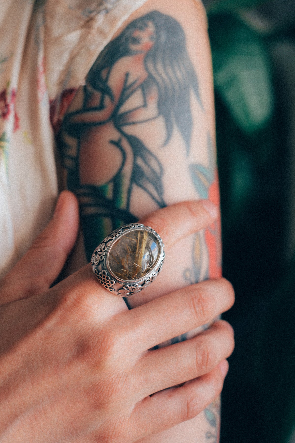 Anillo artesanal hecho a mano con plata de ley y gran cabujón de cuarzo rutilado con decoración de espirales, simbolizando la eternidad. Tamaño 16 Medidas rutilo 3 cm x 2 cm Peso 31 g.Ethnic silver ring with big rutile quartz cabochon. Lula Máiz