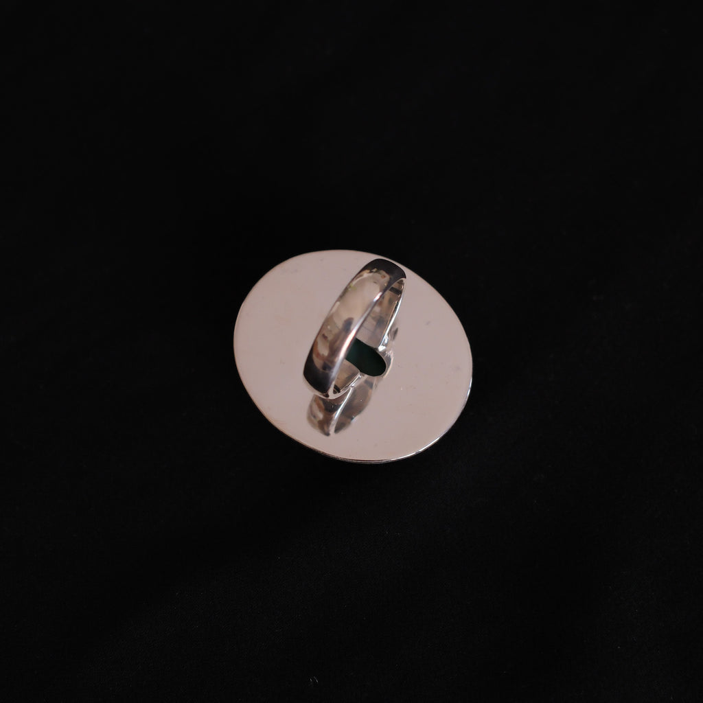 Anillo artesanal hecho a mano con plata de ley, cabujón de crisoprasa y técnica de granulado característica de la isla de Bali. Tamaño 19 Medidas top 4 x 3´3 cm Peso 20 g Hand made silver ring with chrysoprase. Lula Máiz