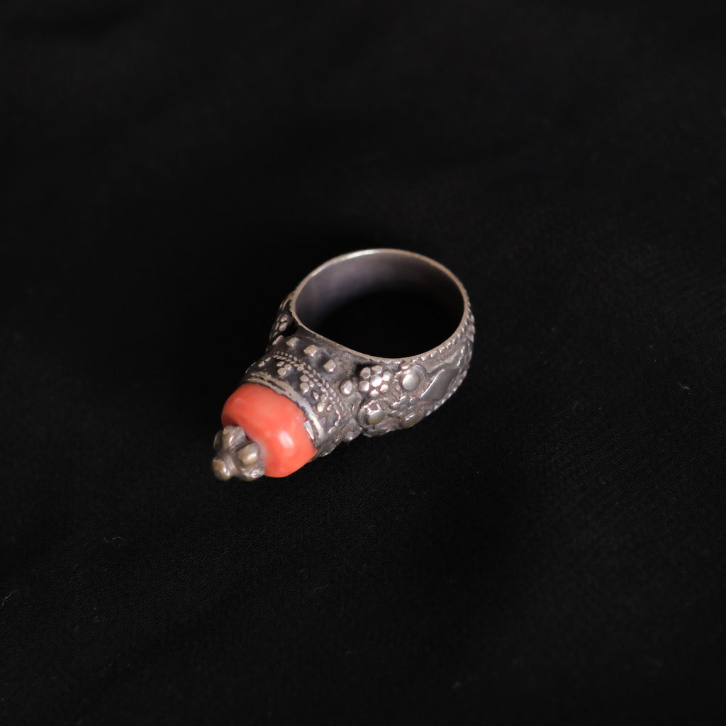 Anillo antiguo, de la primera mitad del siglo XX, realizado artesanalmente por los orfebres judíos de Yemen con plata y coral. Tiene una patina extraordinaria y se conserva en muy buen estado. Tamaño 17 Altura 2 cm Peso 10 g. Old silver ring from Yemen with coral. Lula Máiz