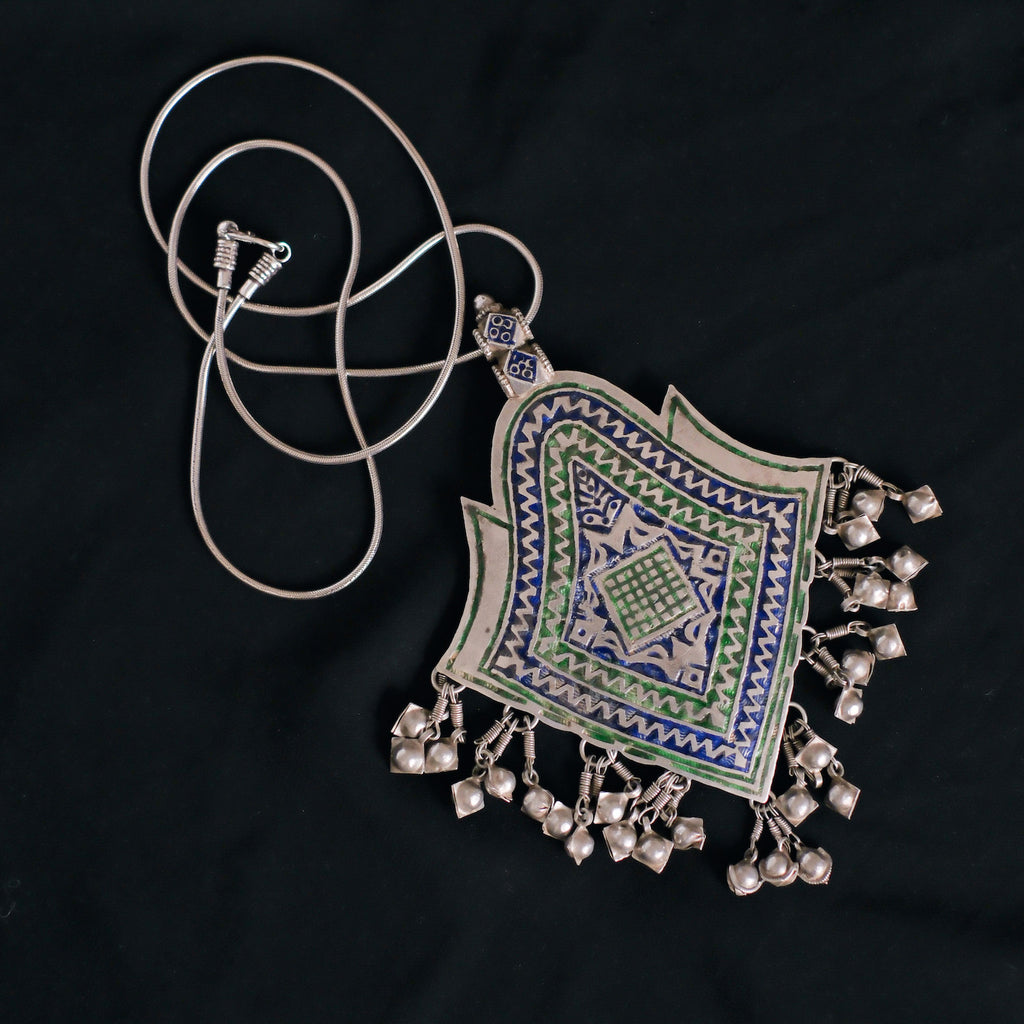 Colgante antiguo de Himachal Pradesh ( India ) hecho artesanalmente con plata y esmalte. La cadena es contemporánea, de plata de ley y se puede abrir desenroscando un extremo y usar con diferentes colgantes. Medidas colgante 13´5 x 10´5 cm Longitud cadena 80 cm. Peso 133 g. Old silver and enamel pendant from India. Lula Máiz