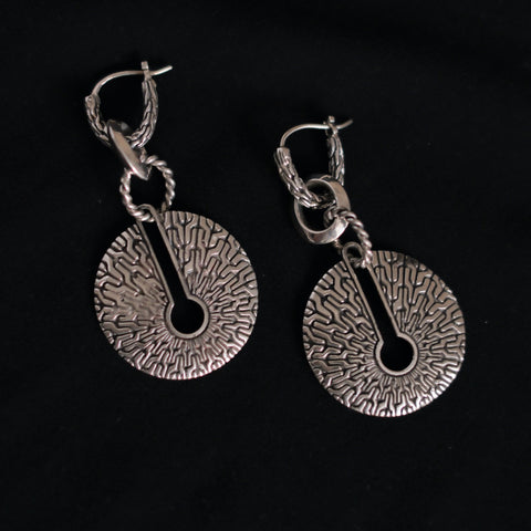 Pendientes artesanales hechos a mano con plata de ley. Longitud 6 cm Diámetro 3 cm Peso 17 g. Handcrafted silver earrings. Lula Máiz