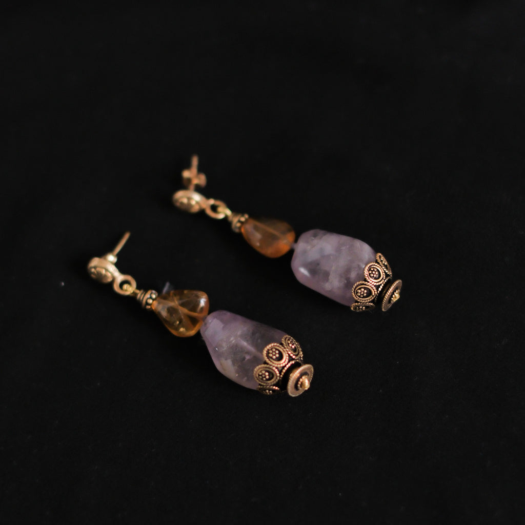 Pendientes artesanales hechos a mano con amatista, cuarzo citrino y cuentas de plata con baño de oro. El cierre es de presión con mariposa. Longitud 5´5 cm Peso 17 g.One of a kind by Lula Máiz.