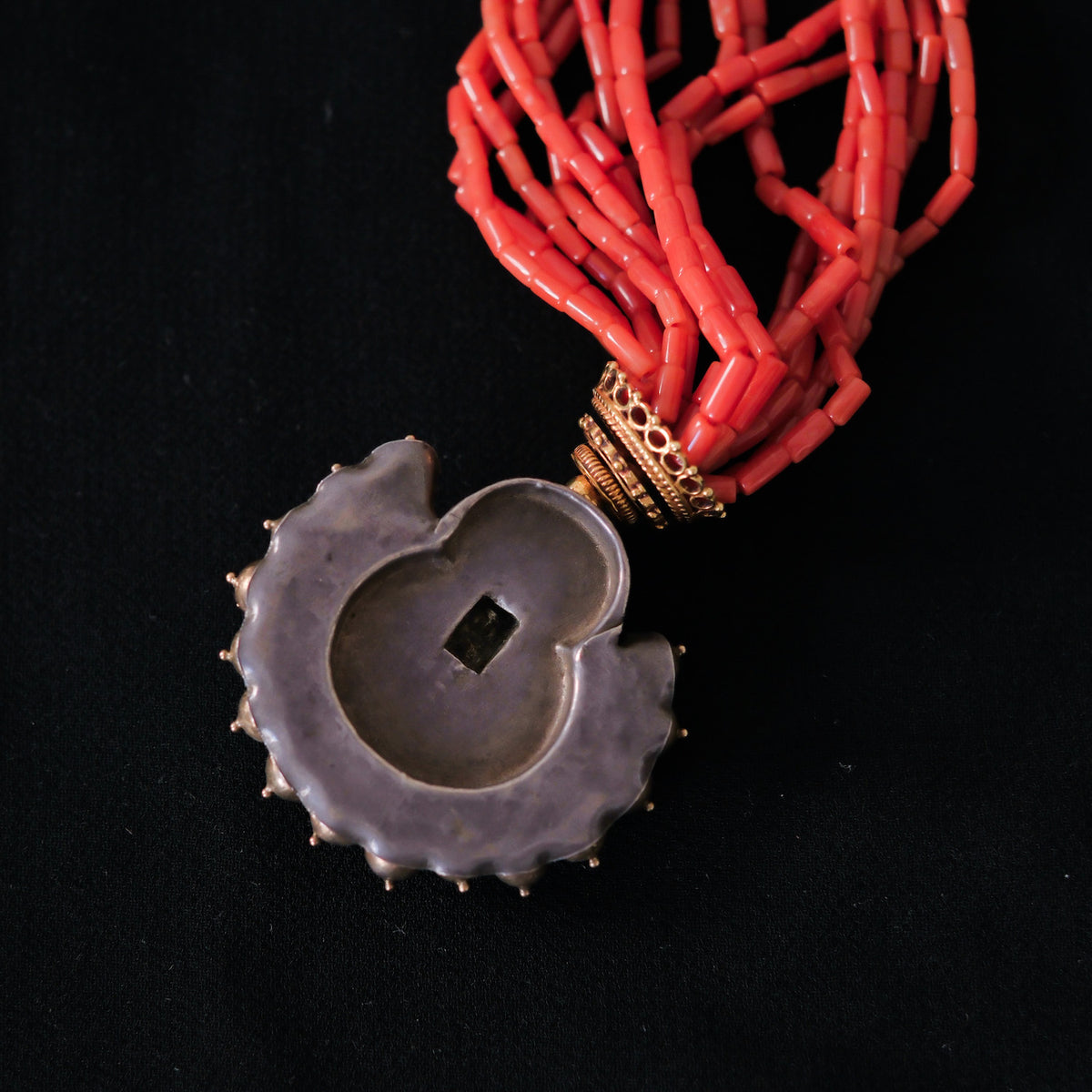 Collar con colgante antiguo de India de oro y metal en la parte posterior representando a Laksmi , diosa de la prosperidad material y espiritual para los hindúes, que simboliza la buena suerte. Esta combinado en esta pieza única de Lula Máiz con 9 vueltas de coral y cuentas de oro. El cierre es también de oro. Longitud 44 cm Medidas colgante 3´5 x 3´5 cm Peso 49 g One of a kind by Lula Máiz