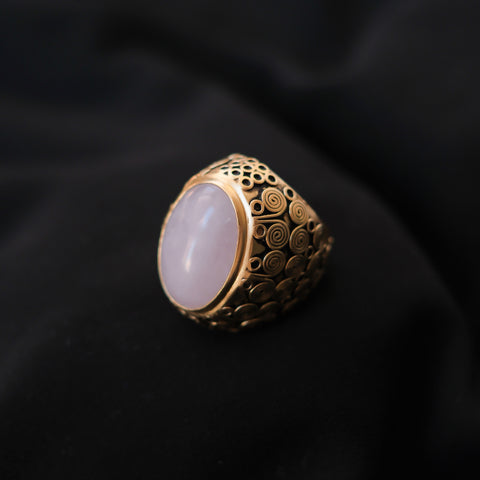 Anillo artesanal hecho a mano con plata de ley y gran cabujón de cuarzo rutilado con decoración de espirales, simbolizando la eternidad. Tamaño 16 Medidas rutilo 3 cm x 2 cm Peso 31 g.Ethnic silver ring with big rutile quartz cabochon. Lula Máiz