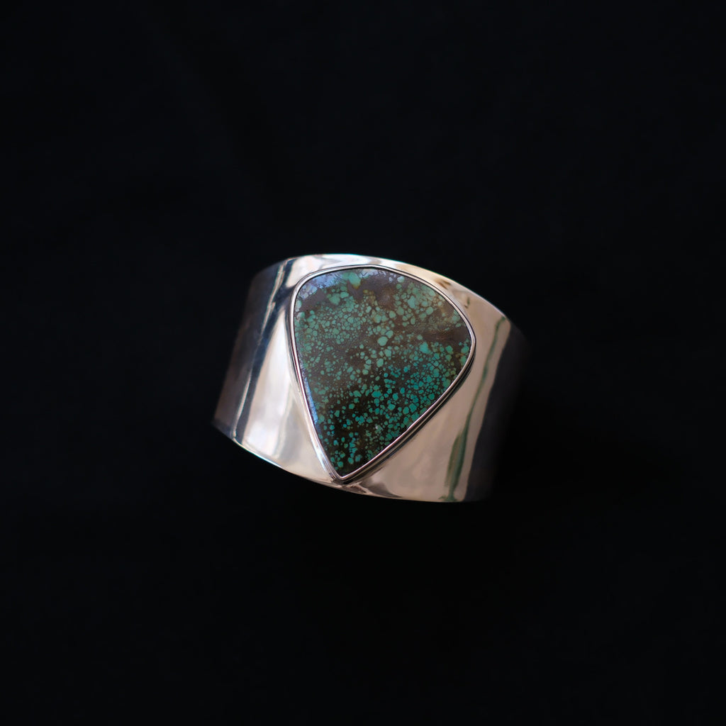 Pulsera artesanal hecha a mano con plata de ley y gran turquesa tibetana. Peso 68 g. Ancho máximo 5,5 cm Contorno 19 cm Tamaño ajustable. XL silver bracelet with tibetan turquoise. Lula Máiz