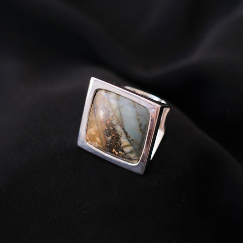 Anillo artesanal, de diseño contemporáneo , hecho a mano con plata de ley y jaspe paisaje cuadrado. Tamaño 18 Medidas 3 cm x 3 cm Peso 38 g. Hand made silver ring. Chunky rings. Ring with picture jasper. One of a kind. Lula Máiz