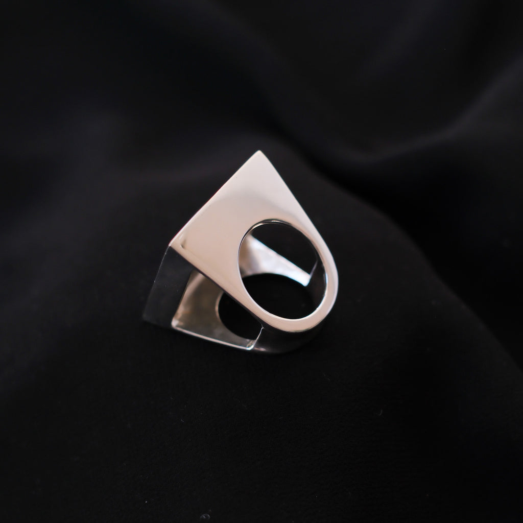 Anillo artesanal, de diseño contemporáneo , hecho a mano con plata de ley y jaspe paisaje cuadrado. Tamaño 18 Medidas 3 cm x 3 cm Peso 38 g. Hand made silver ring. Chunky rings. Ring with picture jasper. One of a kind. Lula Máiz