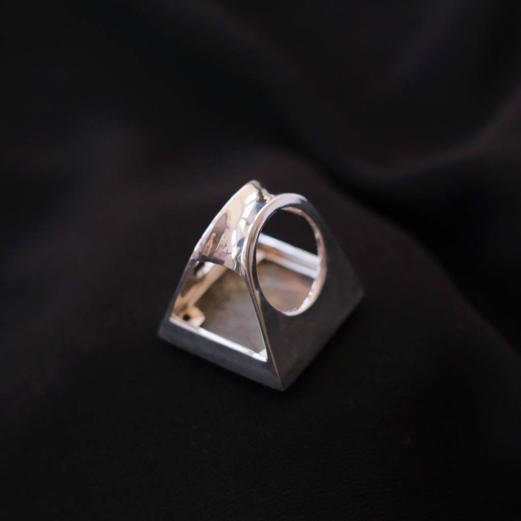 Anillo artesanal, de diseño contemporáneo , hecho a mano con plata de ley y jaspe paisaje cuadrado. Tamaño 18 Medidas 3 cm x 3 cm Peso 38 g. Hand made silver ring. Chunky rings. Ring with picture jasper. One of a kind. Lula Máiz